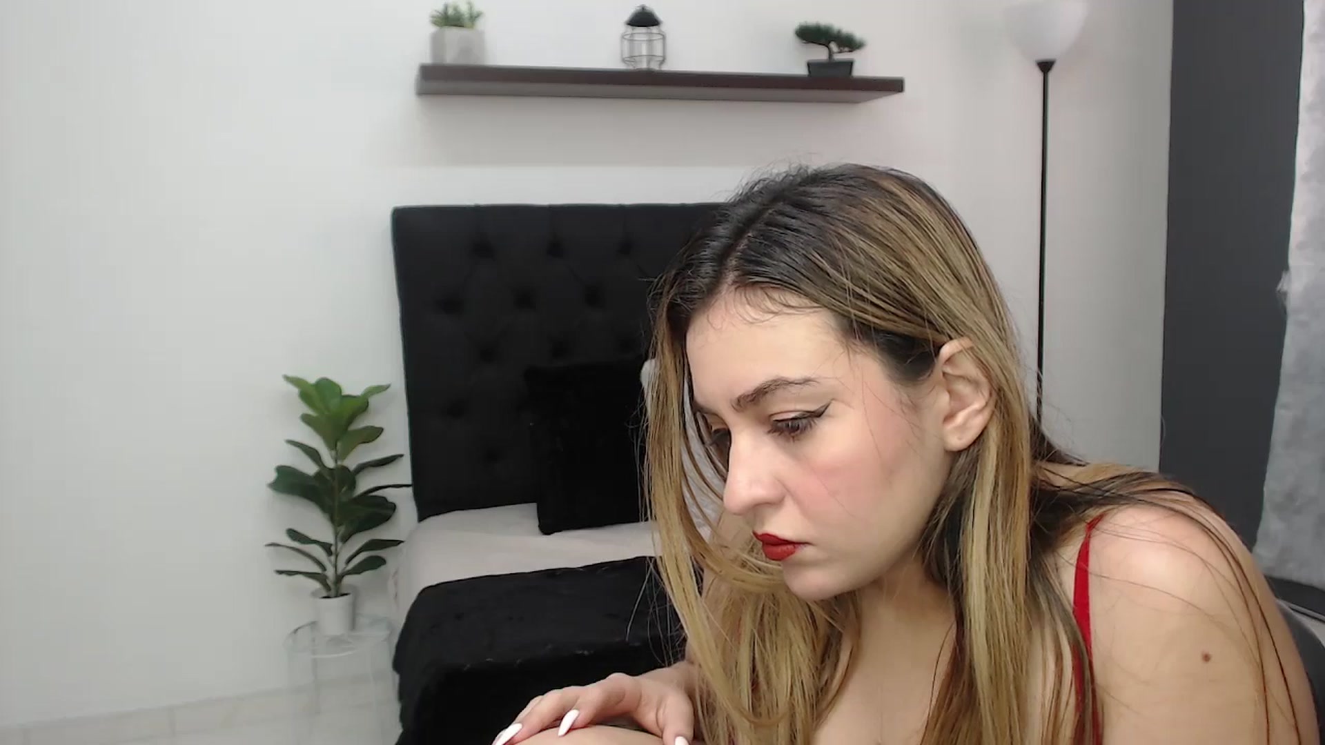 Gallery image thumbnail from CamilleDucan's myfreecams stream on, 05/28/2025, 15:09 image 16 of 20