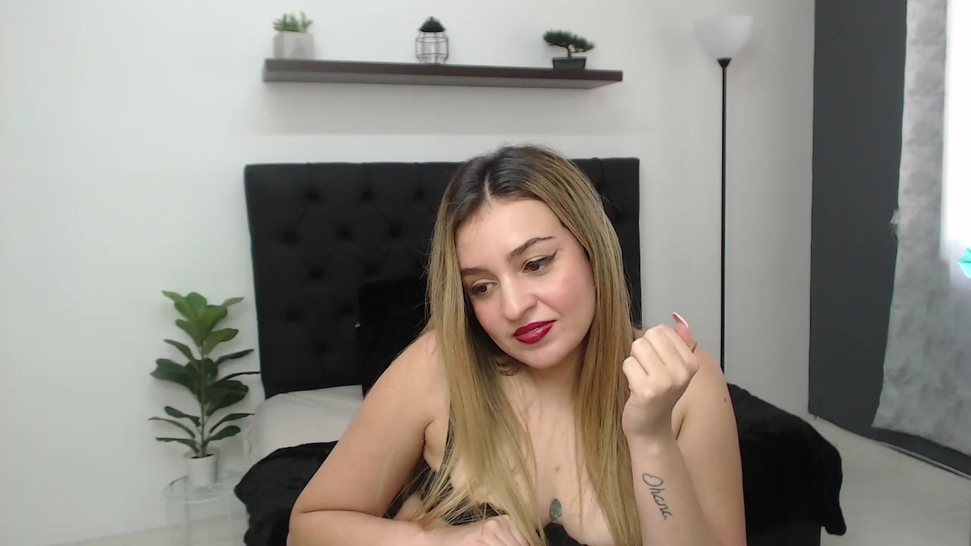 Gallery image thumbnail from CamilleDucan's myfreecams stream on, 05/29/2025, 17:57 image 4 of 20