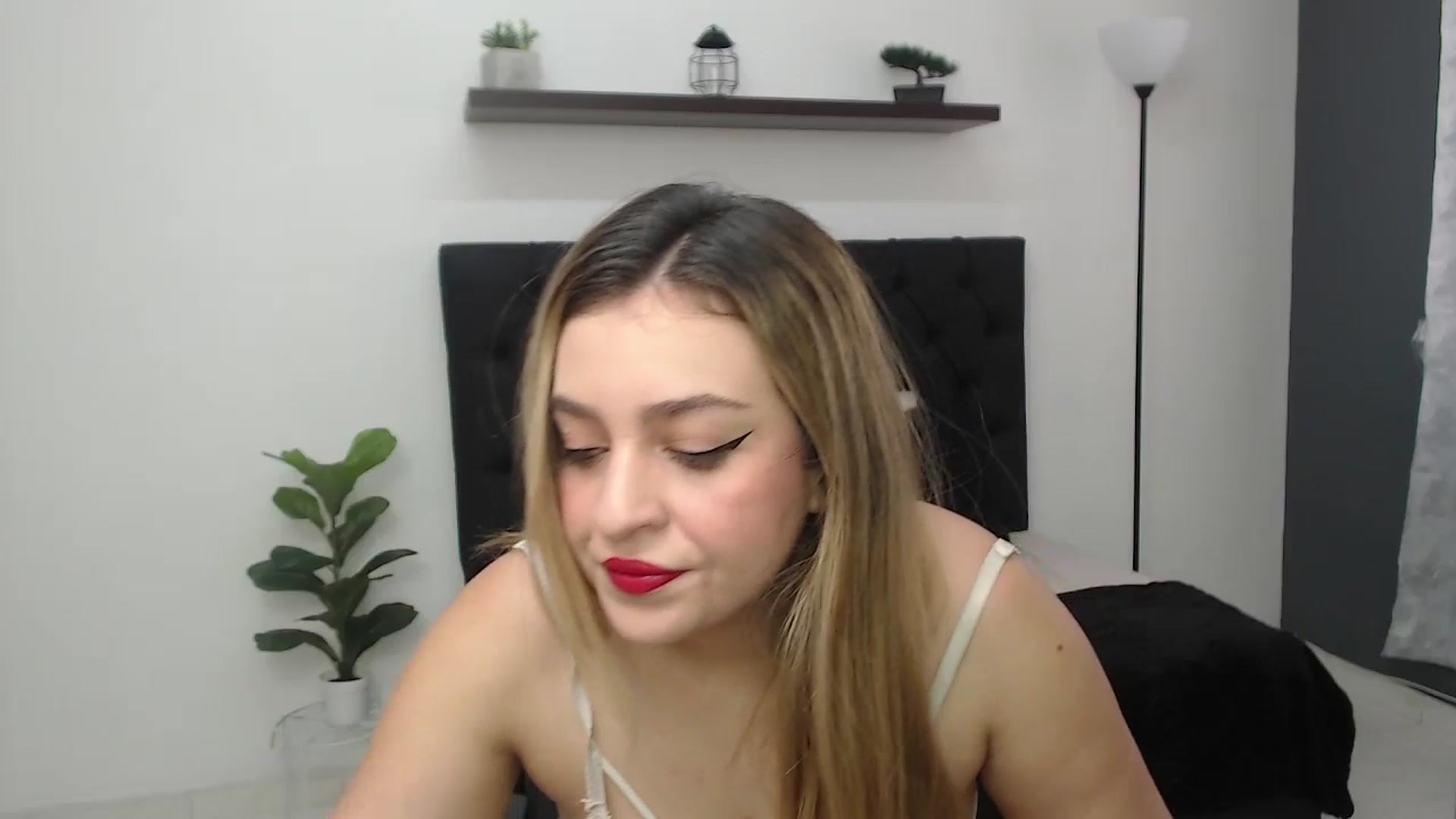 Gallery image thumbnail from CamilleDucan's myfreecams stream on, 05/30/2025, 13:23 image 16 of 20