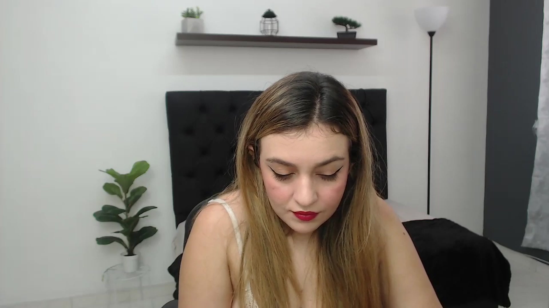 Gallery image thumbnail from CamilleDucan's myfreecams stream on, 05/30/2025, 14:20 image 16 of 20