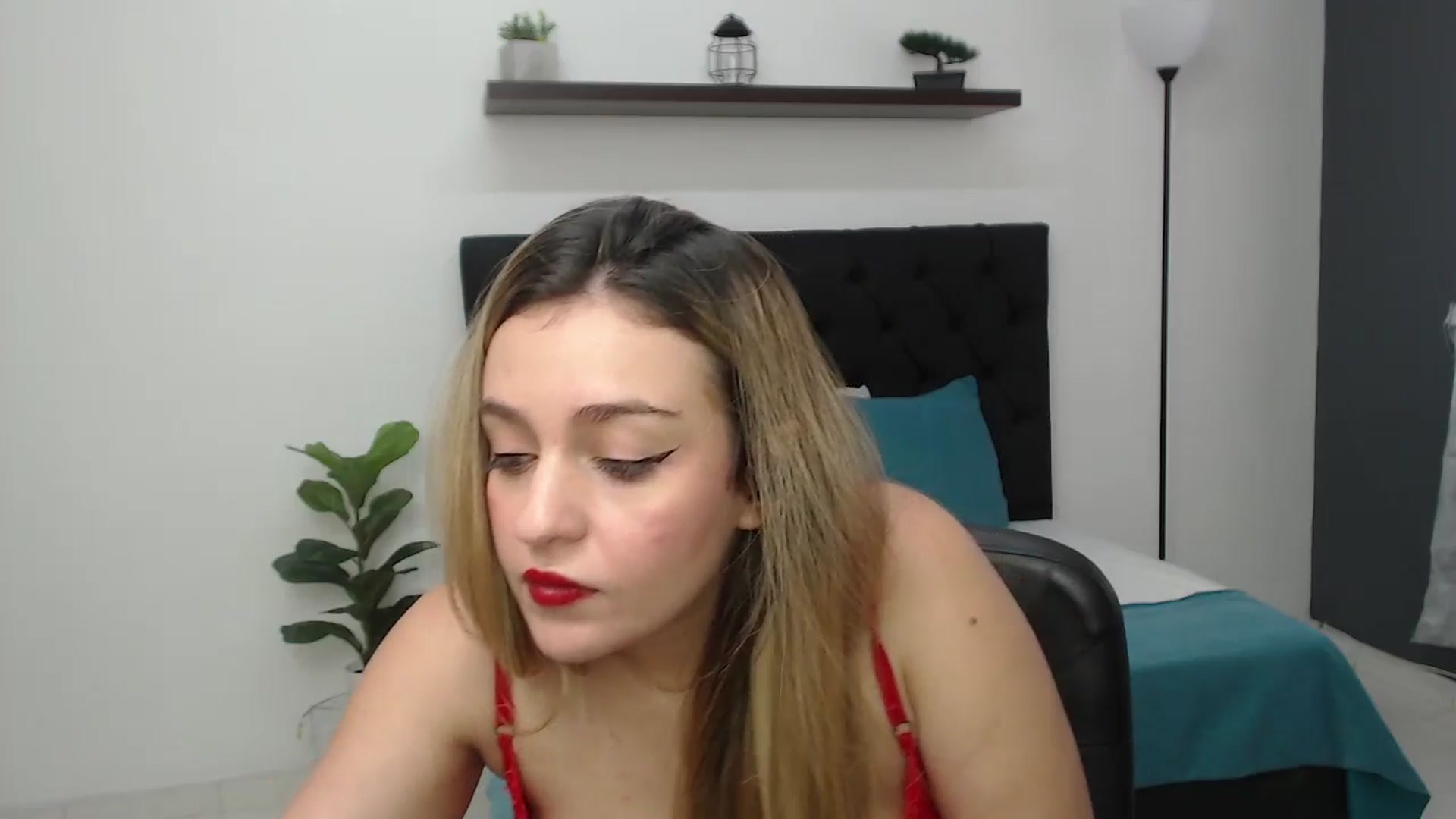Gallery image thumbnail from CamilleDucan's myfreecams stream on, 06/06/2025, 16:25 image 18 of 20