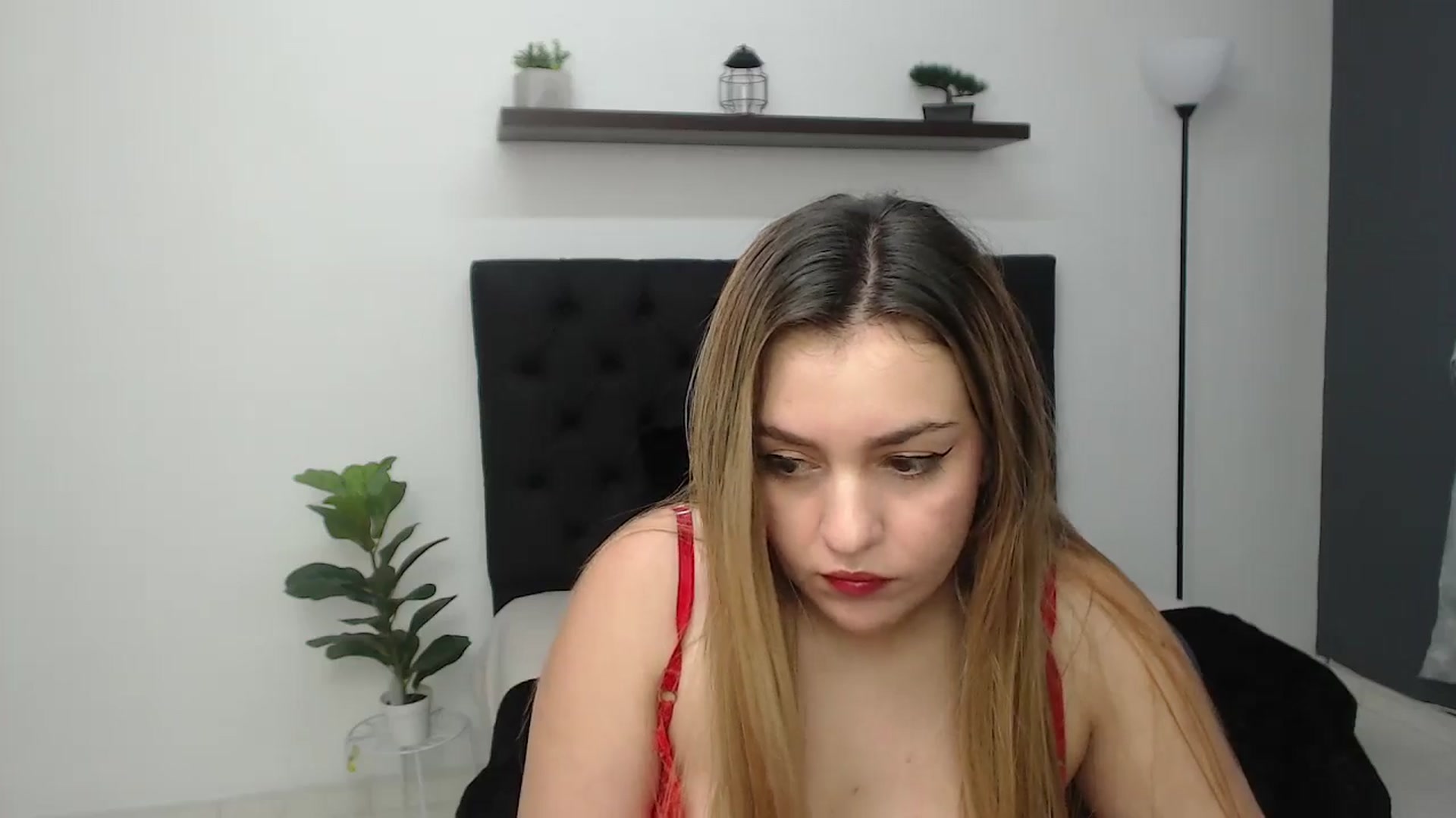 Gallery image thumbnail from CamilleDucan's myfreecams stream on, 06/18/2025, 19:03 image 15 of 20