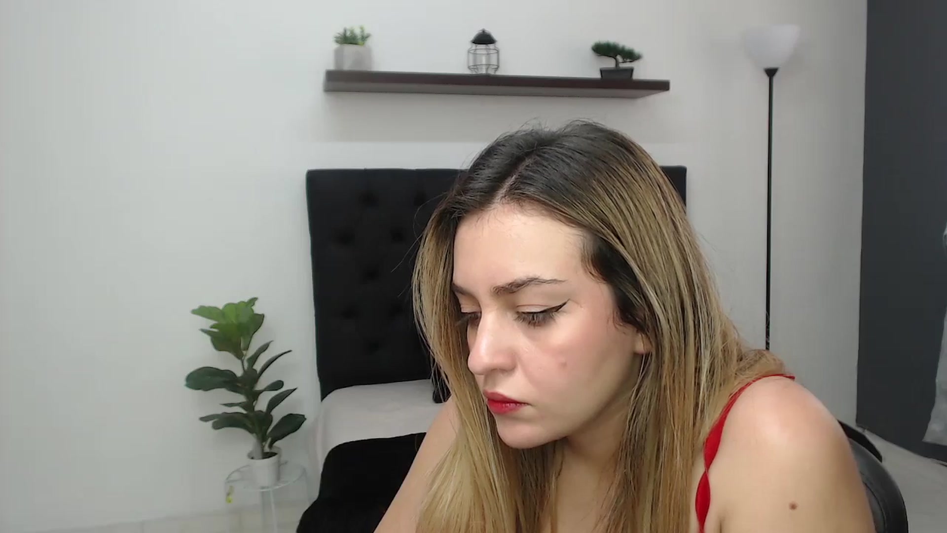 Gallery image thumbnail from CamilleDucan's myfreecams stream on, 06/18/2025, 19:03 image 6 of 20