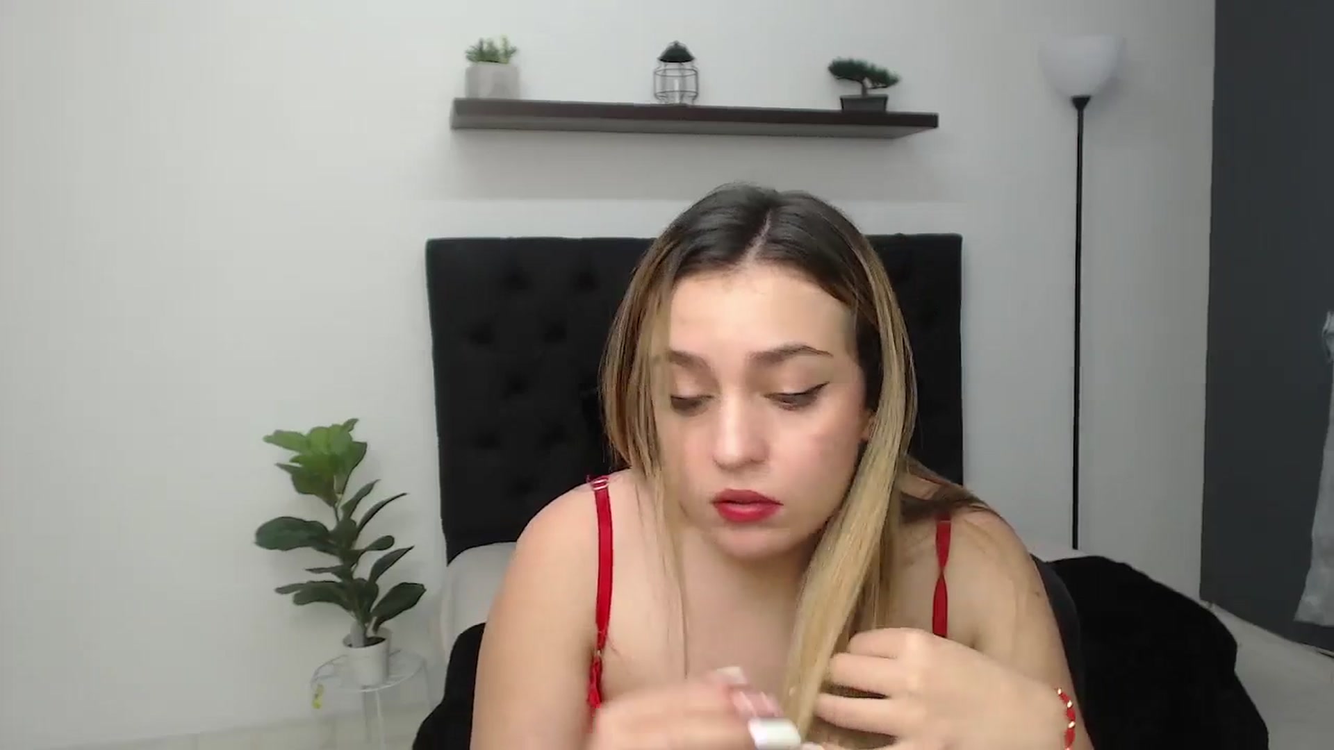 Gallery image thumbnail from CamilleDucan's myfreecams stream on, 06/18/2025, 19:03 image 16 of 20