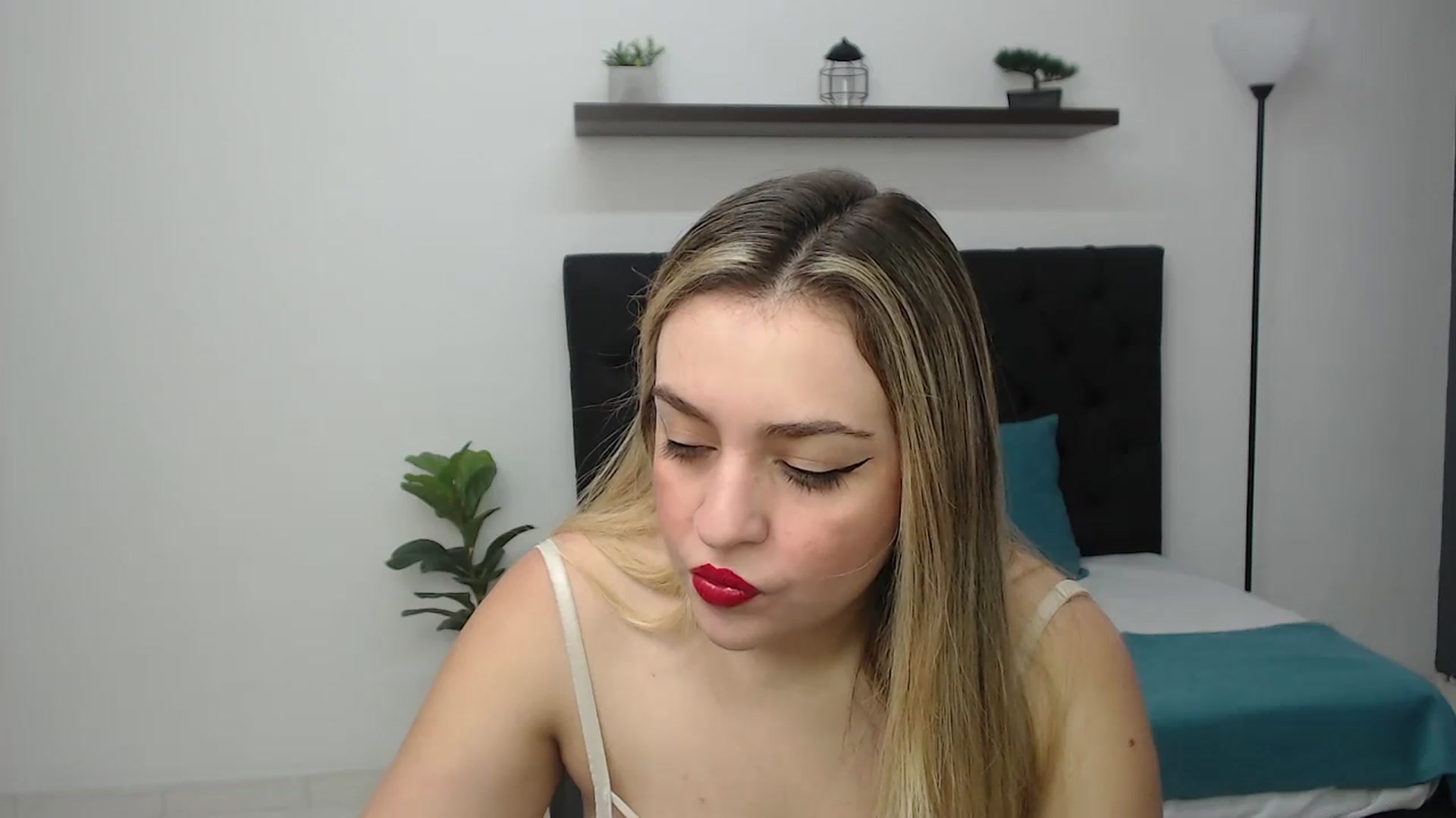 Gallery image thumbnail from CamilleDucan's myfreecams stream on, 08/05/2025, 13:25 image 9 of 20