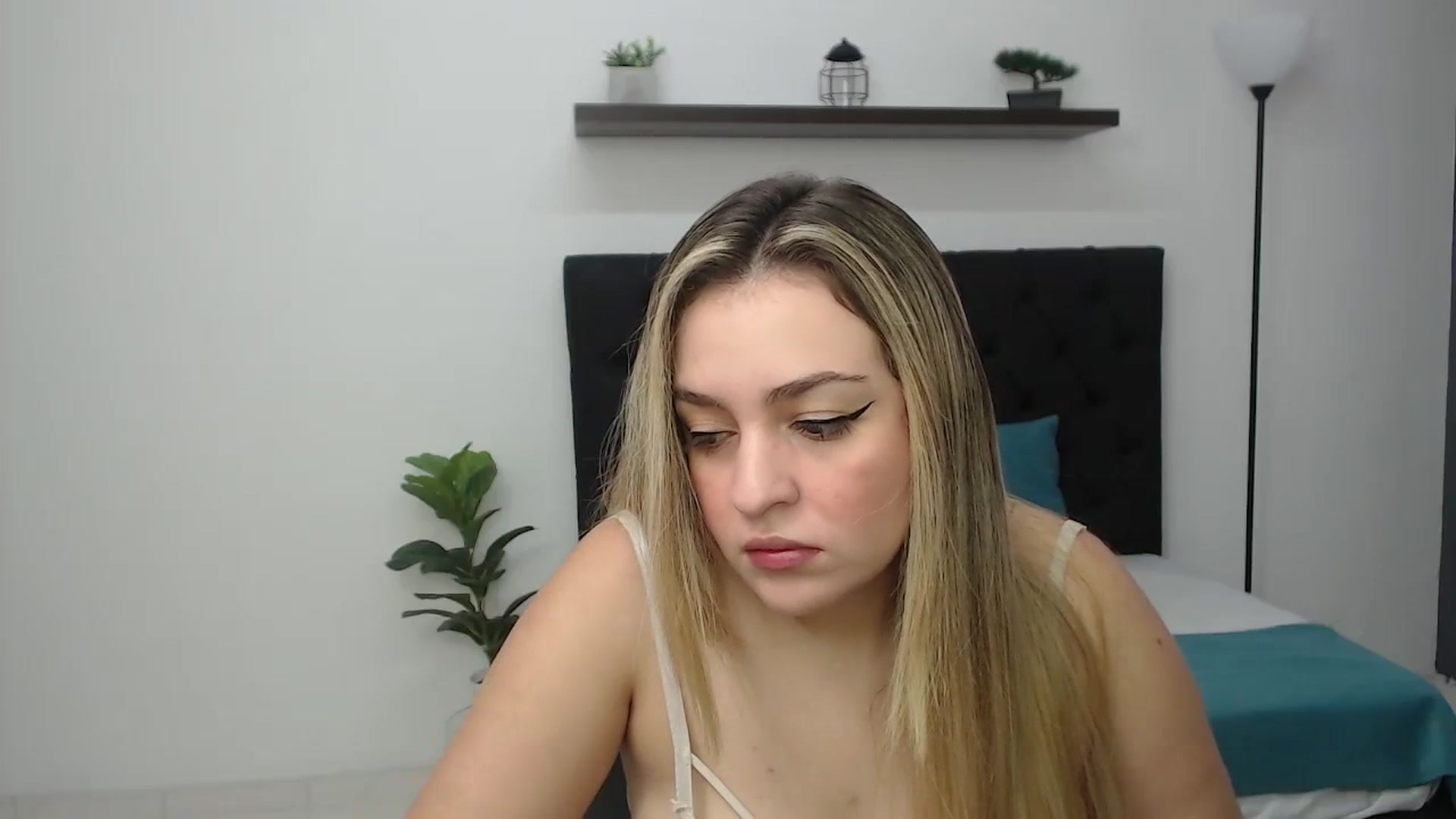 Gallery image thumbnail from CamilleDucan's myfreecams stream on, 08/05/2025, 13:25 image 4 of 20