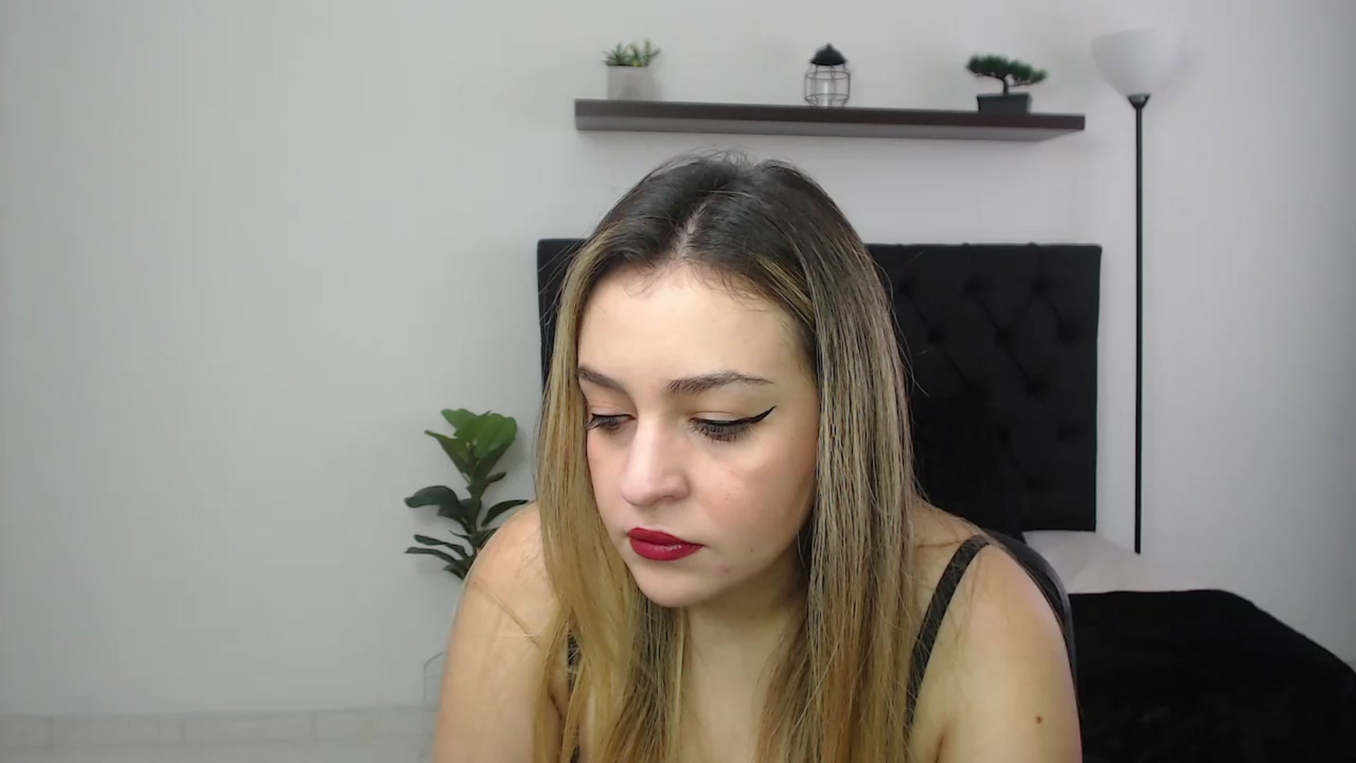 Gallery image thumbnail from CamilleDucan's myfreecams stream on, 10/06/2025, 13:39 image 5 of 20