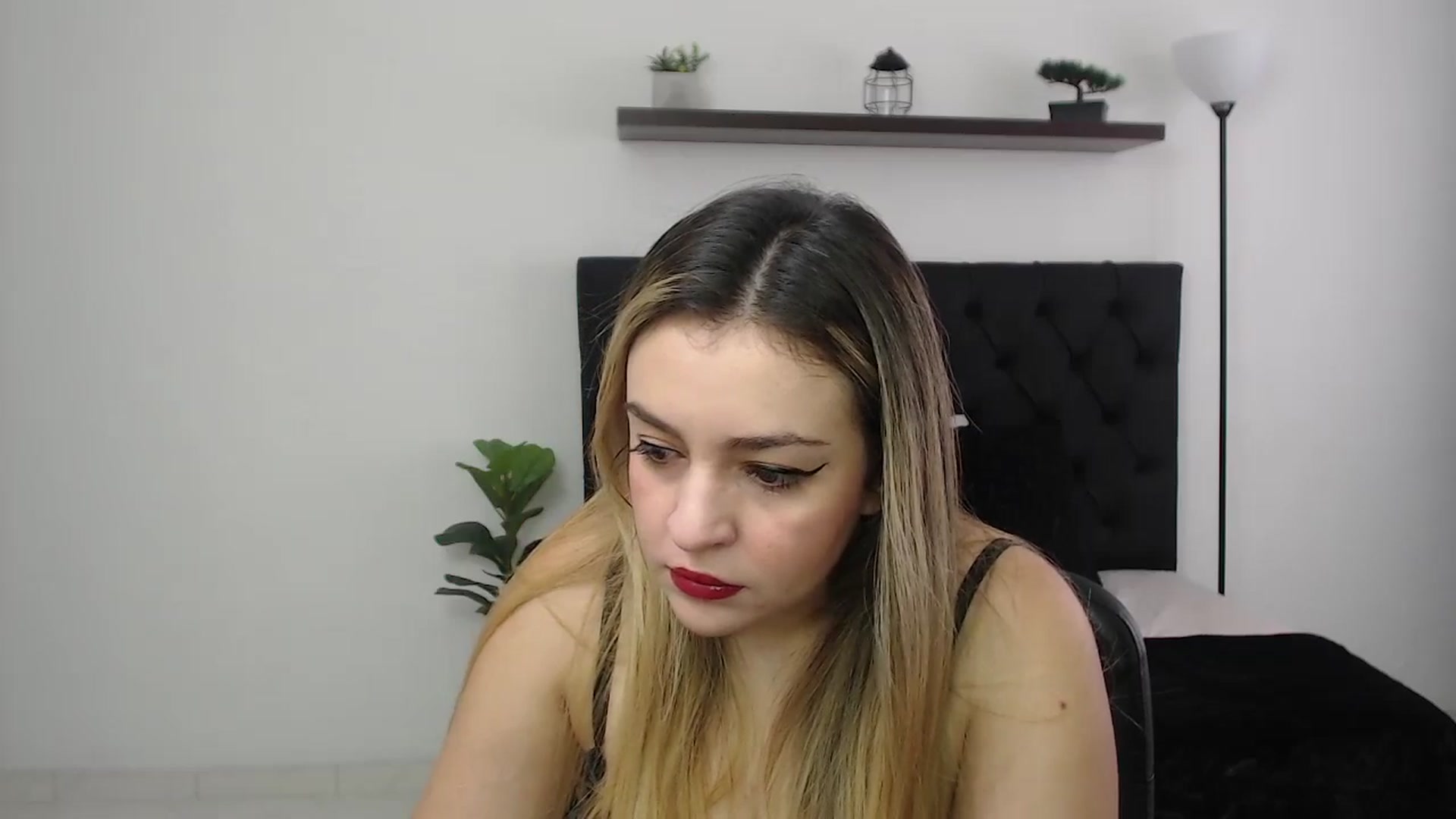 Gallery image thumbnail from CamilleDucan's myfreecams stream on, 10/06/2025, 13:39 image 3 of 20