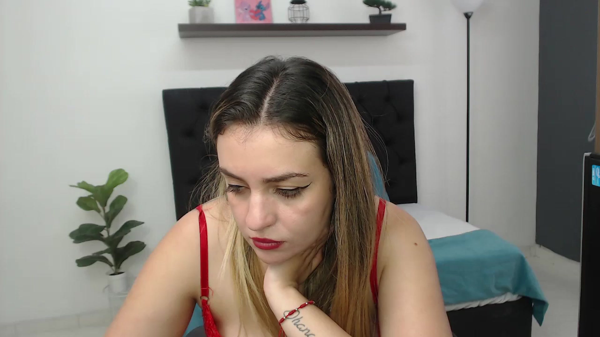 Gallery image thumbnail from CamilleDucan's myfreecams stream on, 11/11/2025, 18:06 image 17 of 20