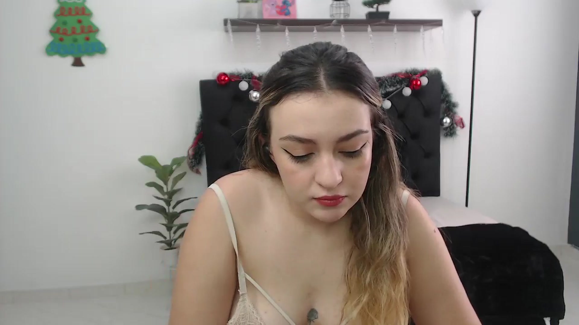 Gallery image thumbnail from CamilleDucan's myfreecams stream on, 12/06/2025, 13:33 image 15 of 20