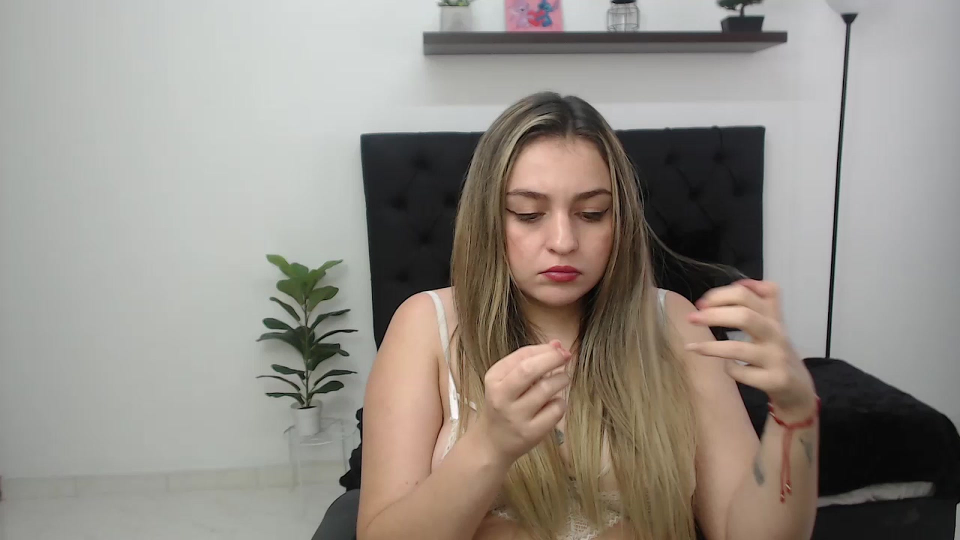 Gallery image thumbnail from CamilleDucan's myfreecams stream on, 02/18/2026, 18:18 image 16 of 20