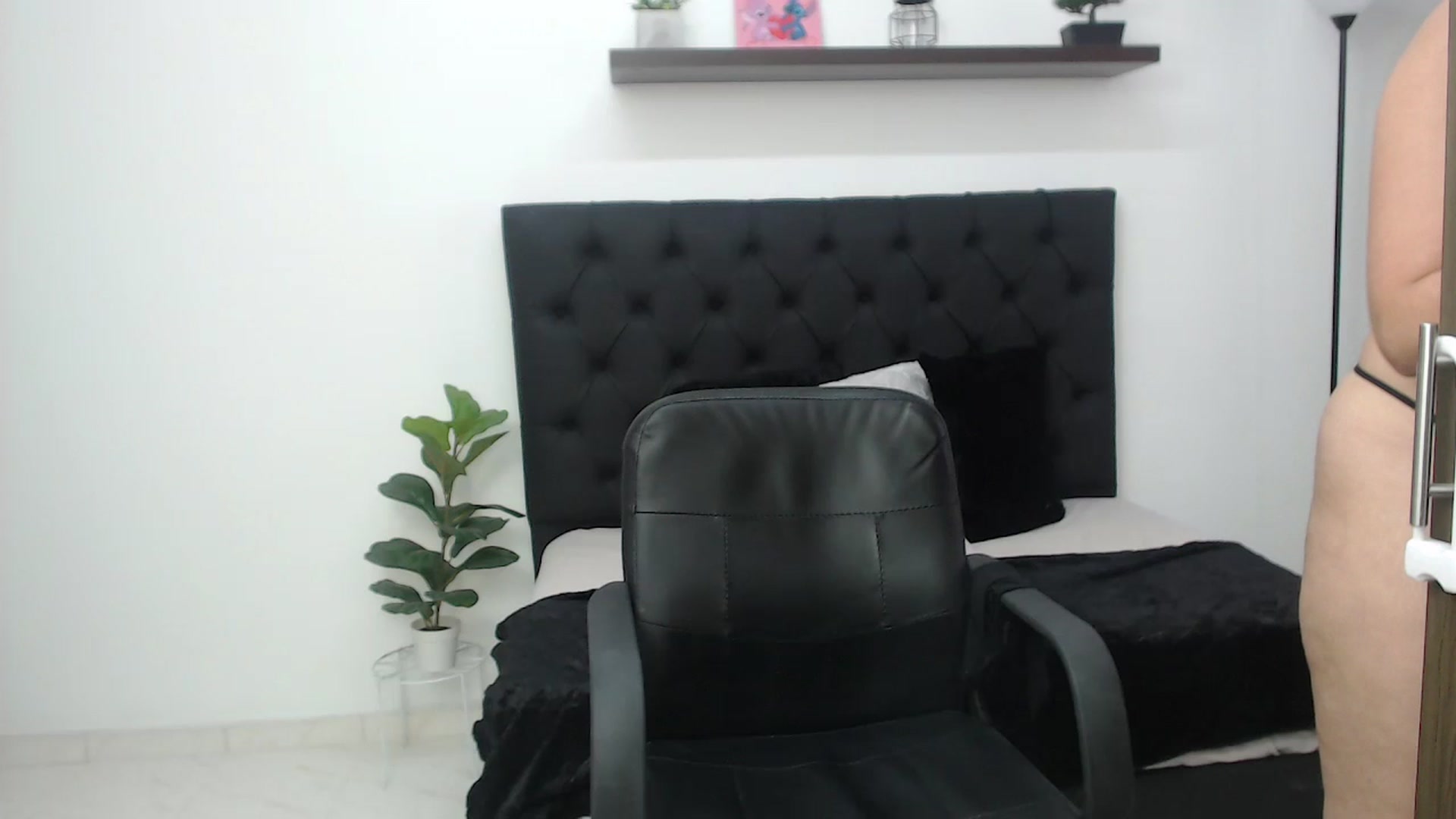 Gallery image thumbnail from CamilleDucan's myfreecams stream on, 02/21/2026, 16:01 image 15 of 20