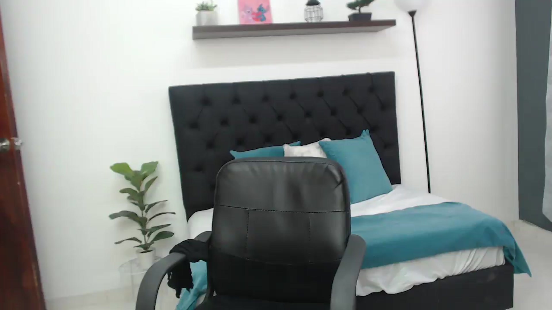 Gallery image thumbnail from CamilleDucan's myfreecams stream on, 08/17/2026, 14:28 image 17 of 20