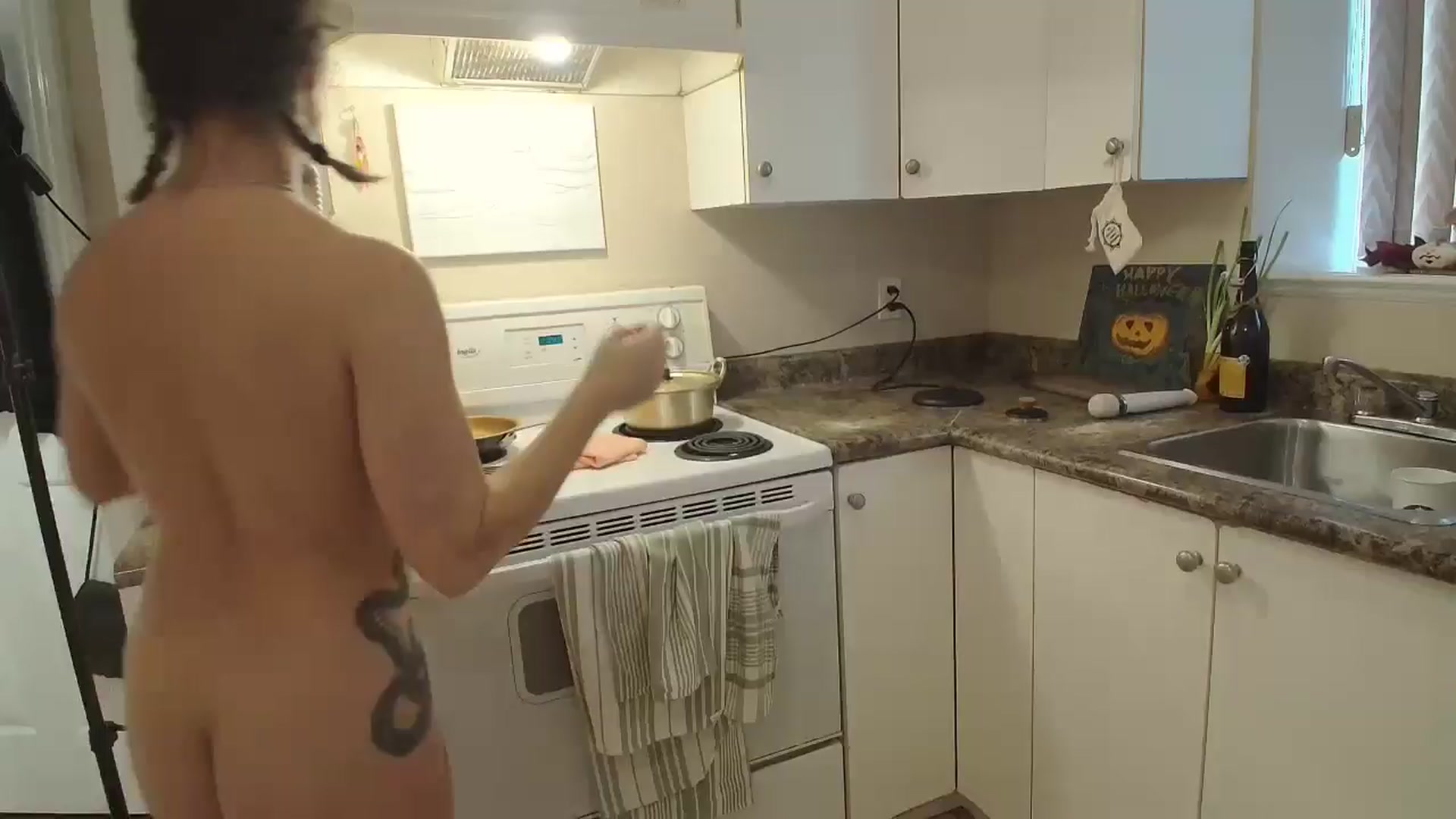 Gallery image thumbnail from CammyCaptain's myfreecams stream on, 10/13/2024, 18:53 image 16 of 20