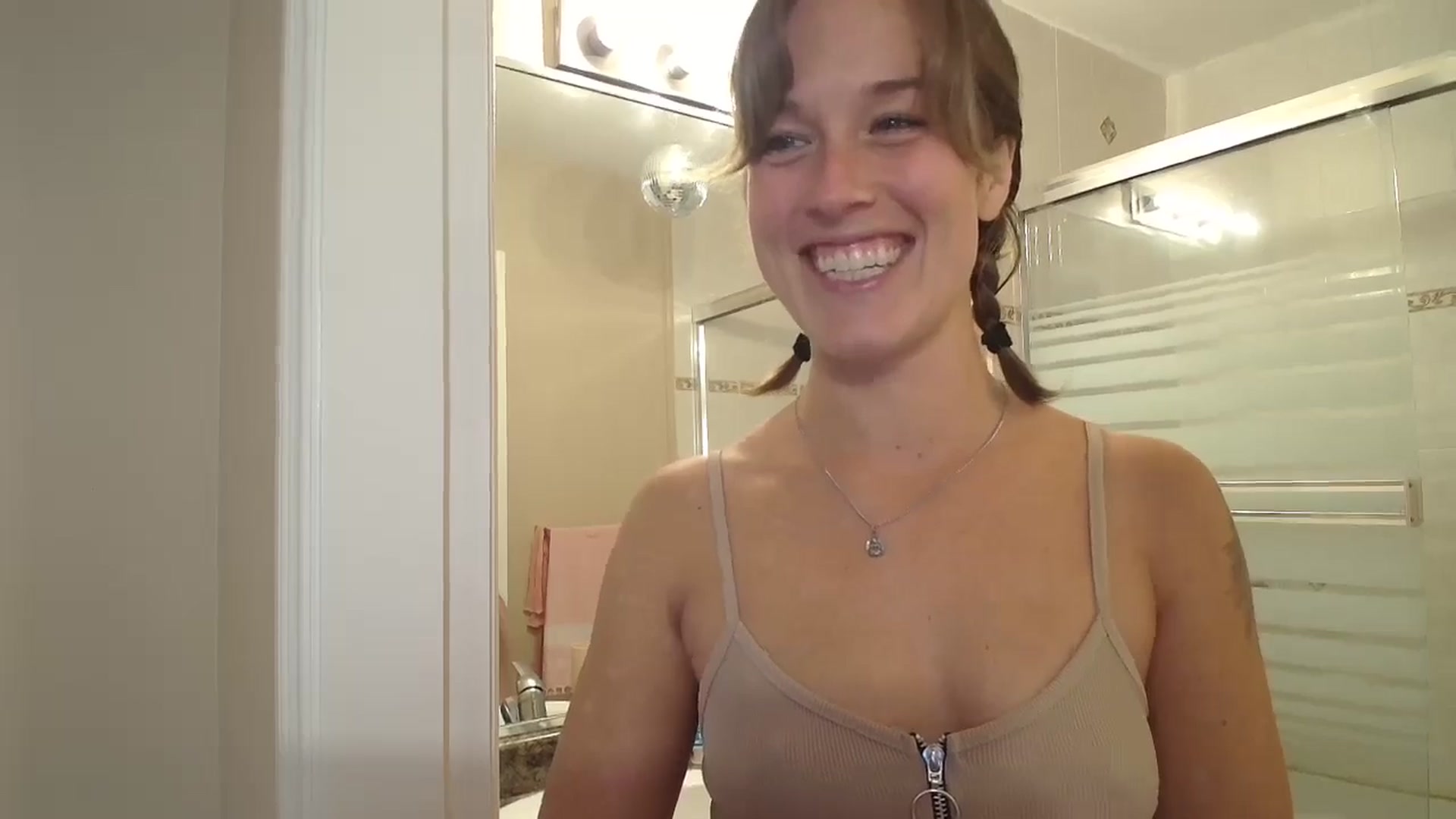 Gallery image thumbnail from CammyCaptain's myfreecams stream on, 10/13/2024, 18:53 image 11 of 20