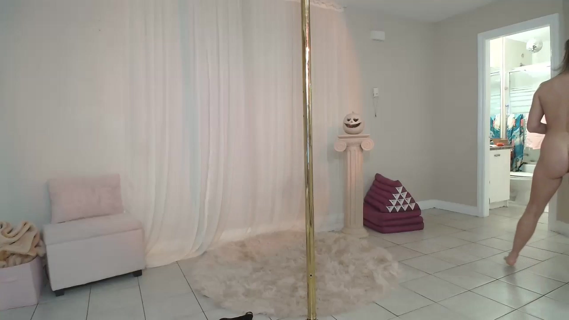Gallery image thumbnail from CammyCaptain's myfreecams stream on, 10/14/2024, 19:49 image 12 of 20