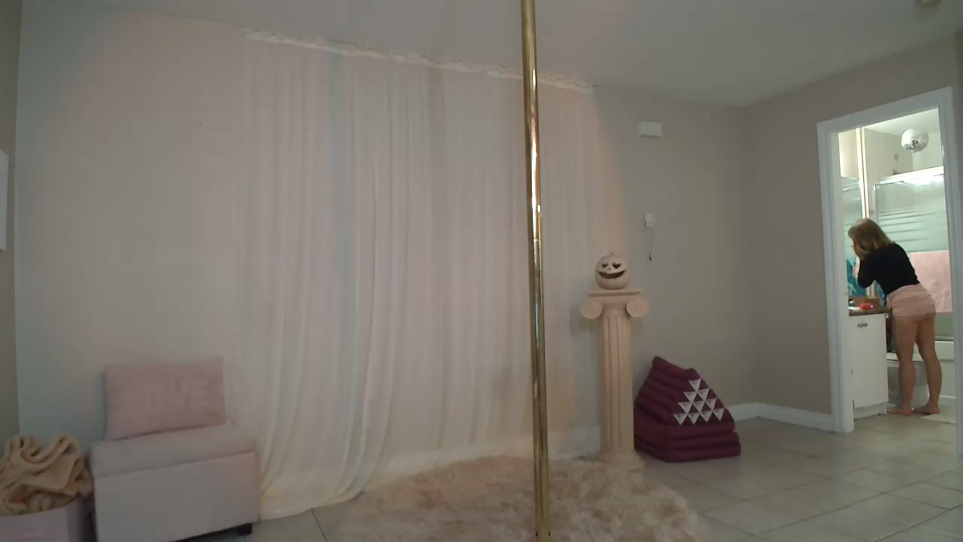 Gallery image thumbnail from CammyCaptain's myfreecams stream on, 10/14/2024, 19:49 image 2 of 20