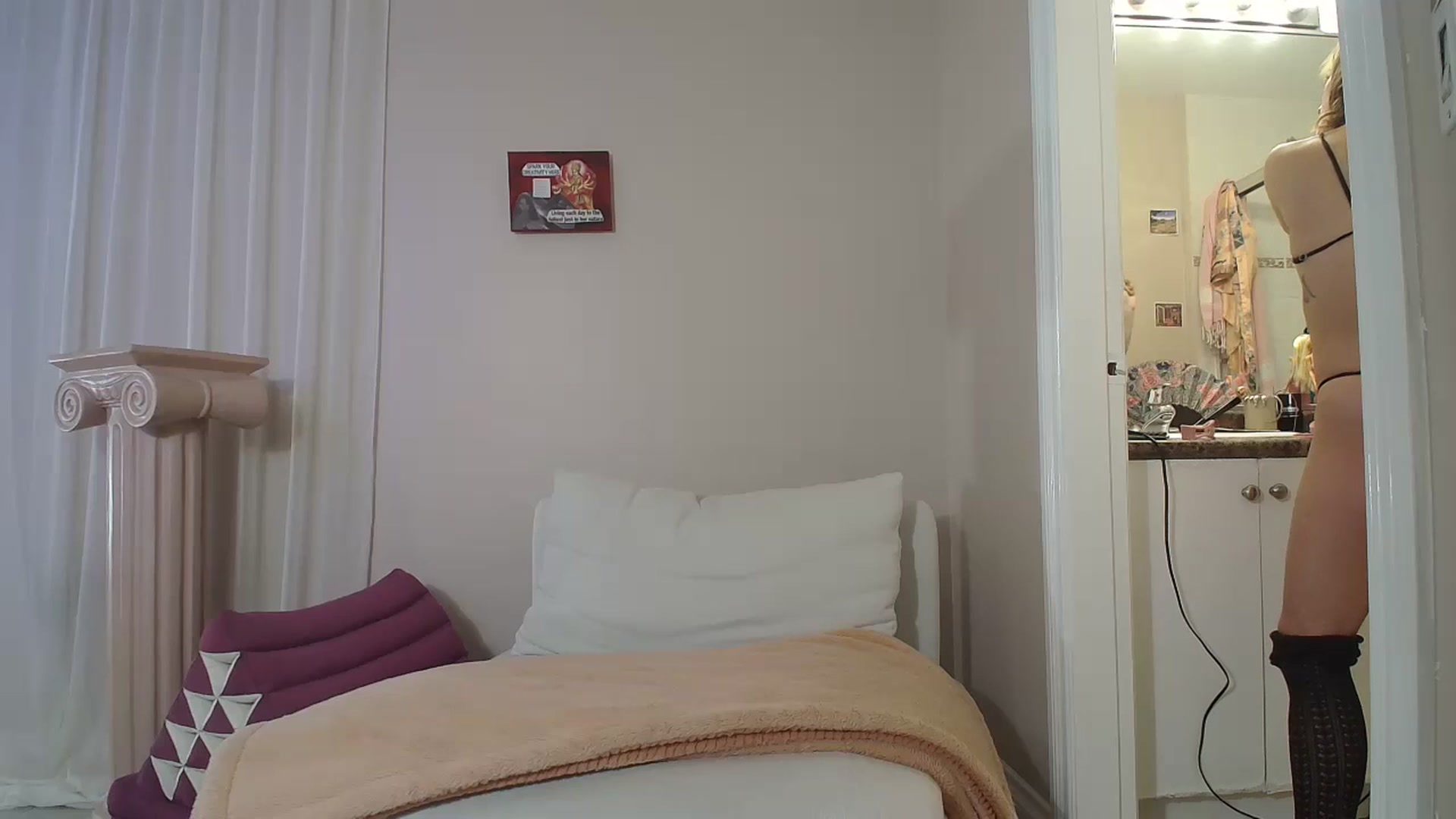 Gallery image thumbnail from CammyCaptain's myfreecams stream on, 10/29/2024, 17:36 image 15 of 20