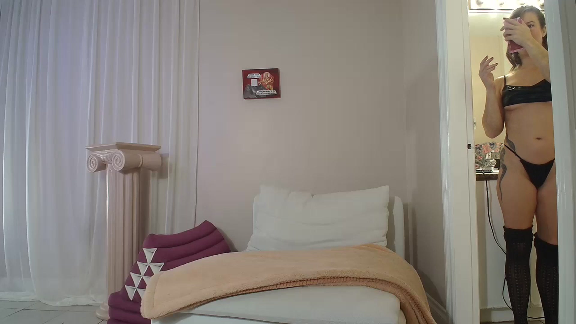 Gallery image thumbnail from CammyCaptain's myfreecams stream on, 10/29/2024, 17:36 image 10 of 20
