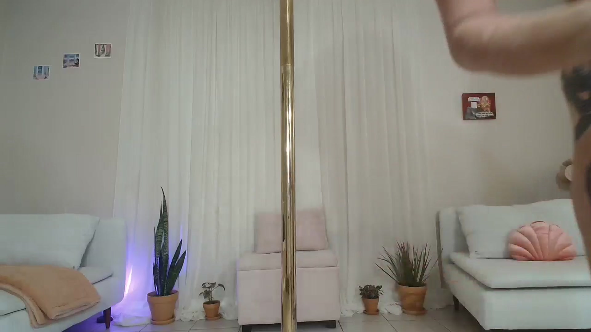 Gallery image thumbnail from CammyCaptain's myfreecams stream on, 11/10/2024, 23:25 image 16 of 20