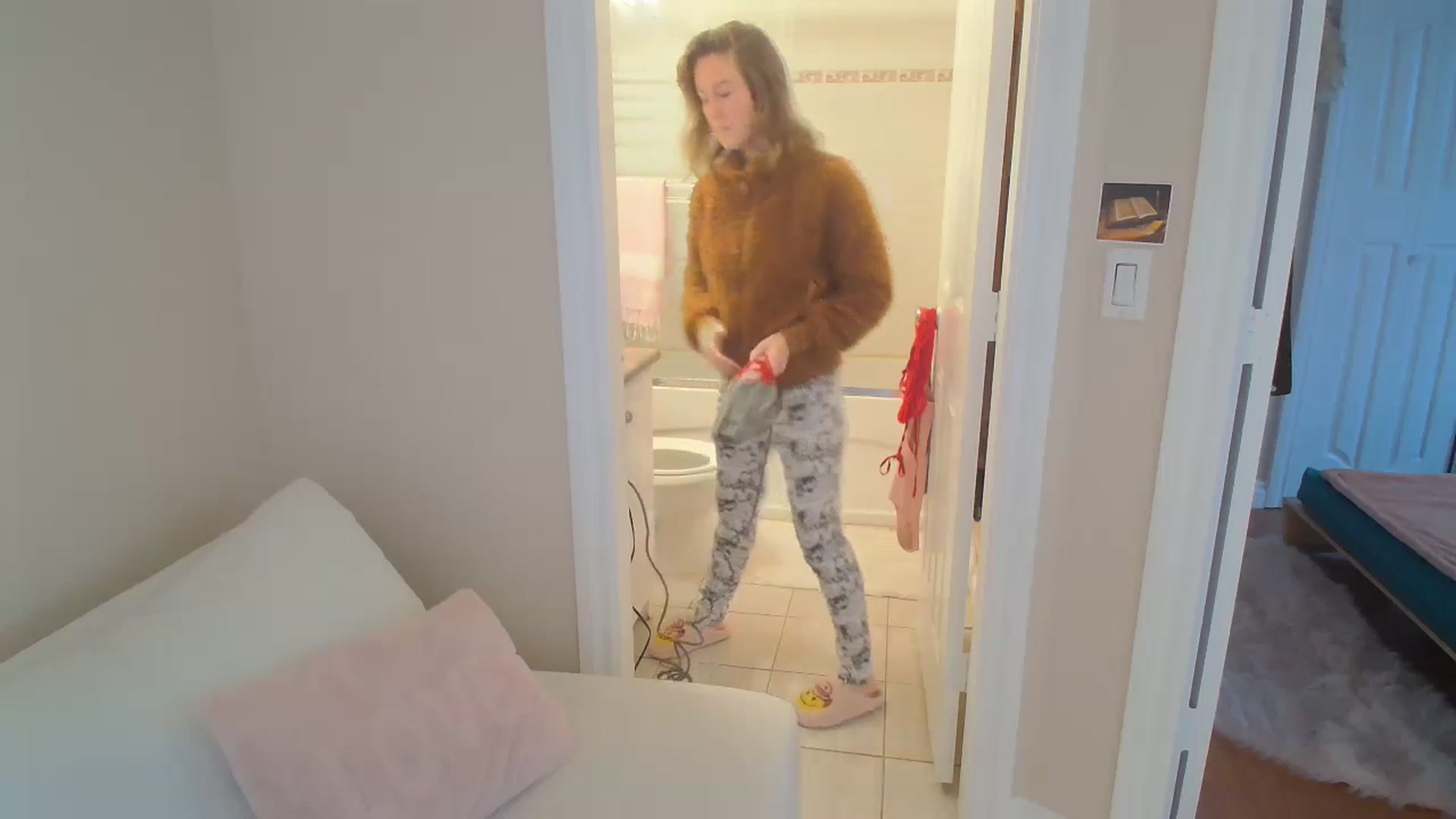 Gallery image thumbnail from CammyCaptain's myfreecams stream on, 11/13/2024, 18:14 image 2 of 20