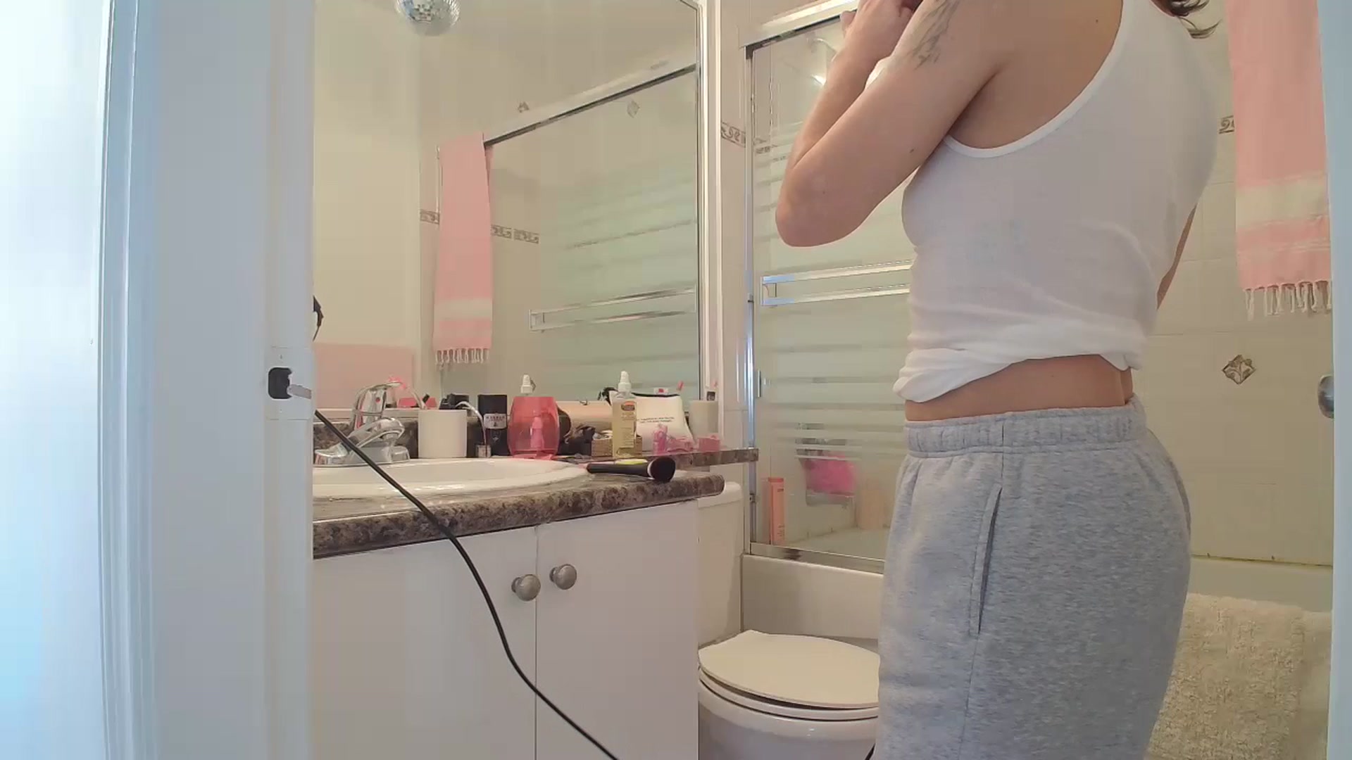 Gallery image thumbnail from CammyCaptain's myfreecams stream on, 12/19/2024, 02:48 image 6 of 20