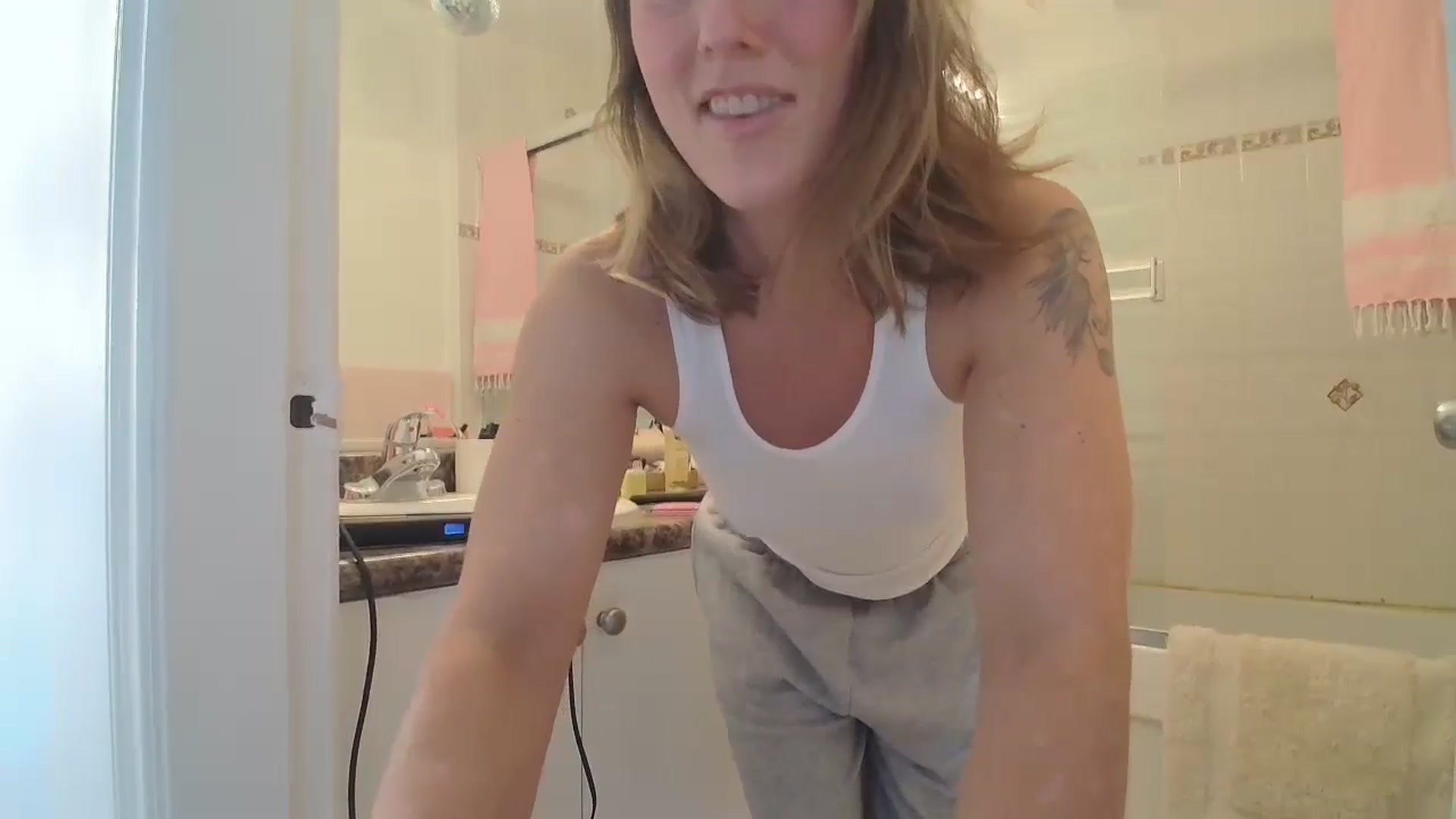 Gallery image thumbnail from CammyCaptain's myfreecams stream on, 12/19/2024, 02:48 image 3 of 20