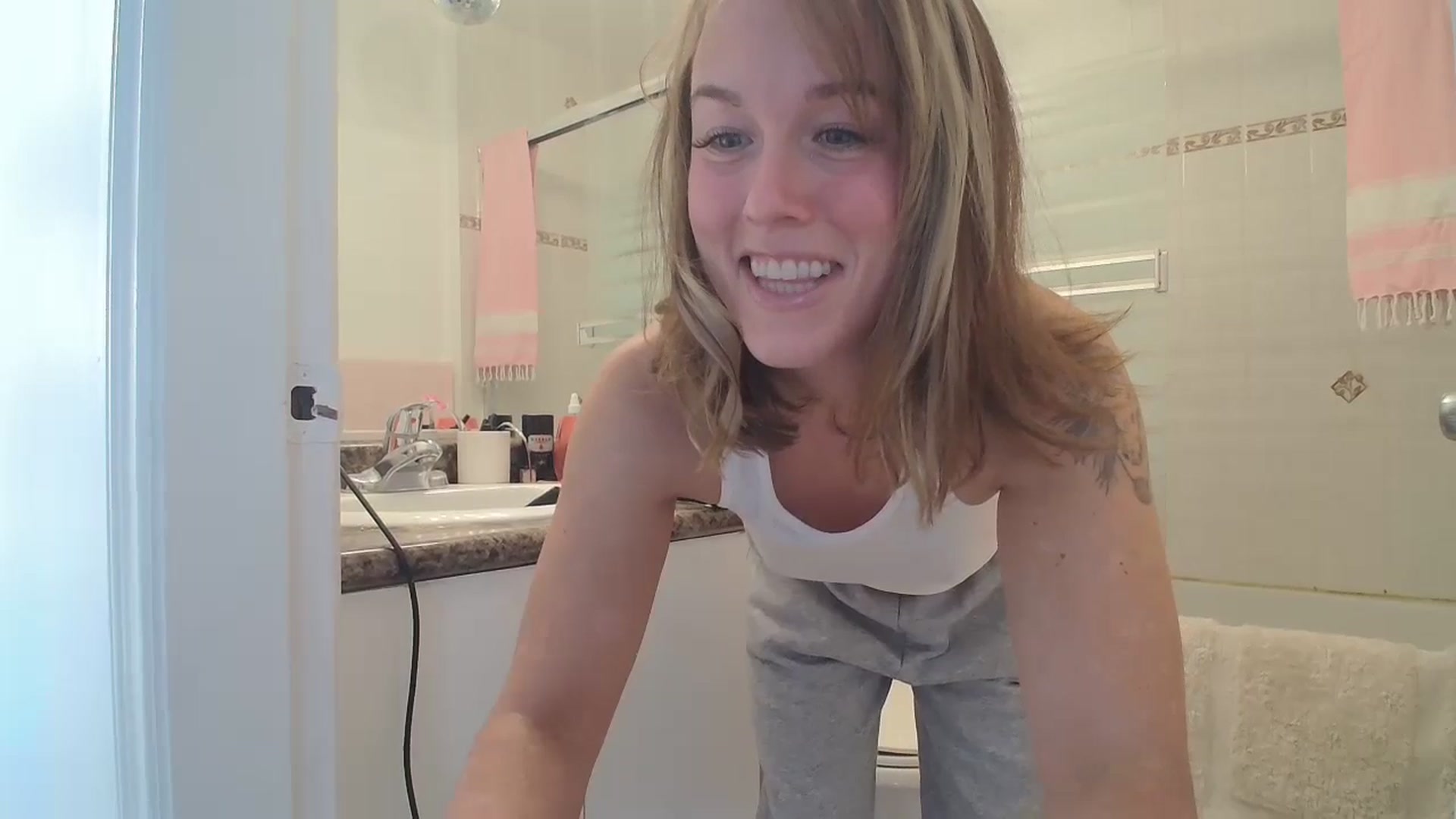 Gallery image thumbnail from CammyCaptain's myfreecams stream on, 12/19/2024, 02:48 image 5 of 20