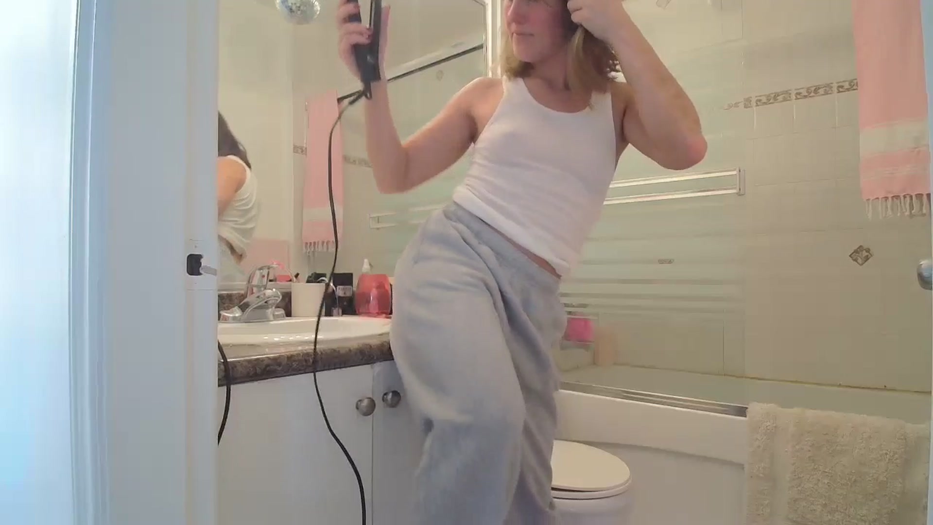 Gallery image thumbnail from CammyCaptain's myfreecams stream on, 12/19/2024, 02:48 image 4 of 20