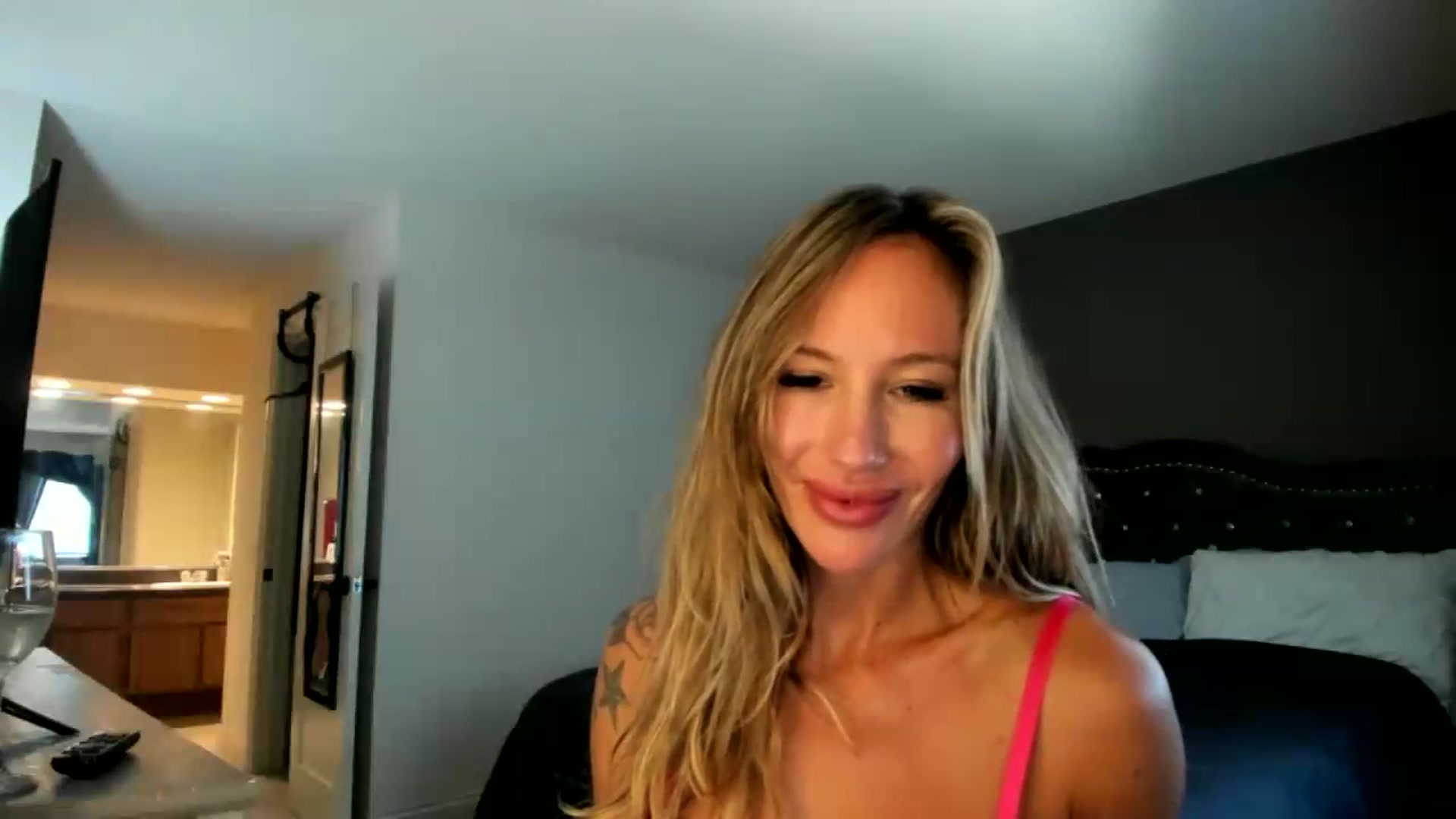 Gallery image thumbnail from Candice_Cayne's myfreecams stream on, 05/17/2026, 23:25 image 3 of 20