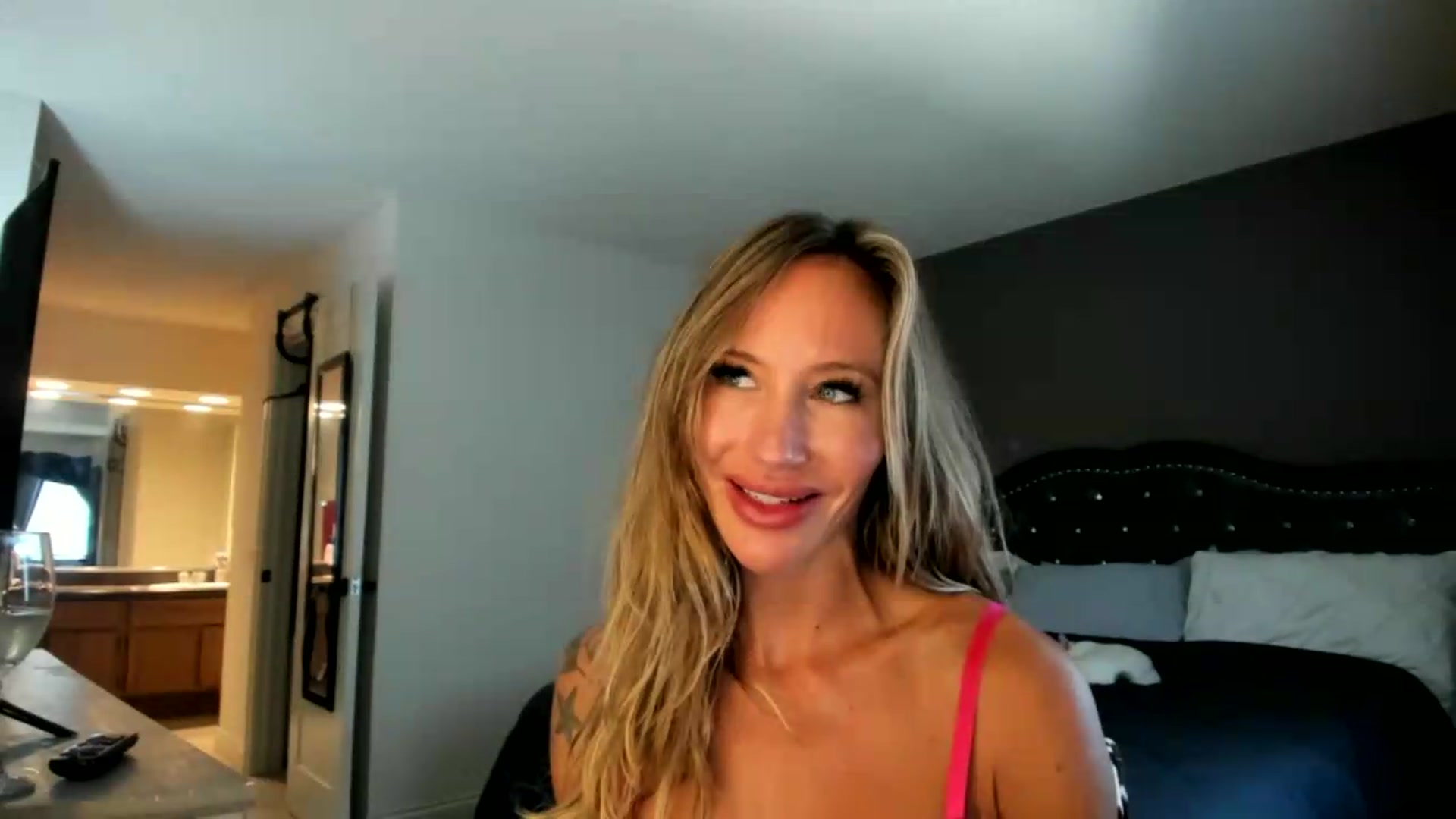 Gallery image thumbnail from Candice_Cayne's myfreecams stream on, 05/17/2026, 23:25 image 2 of 20