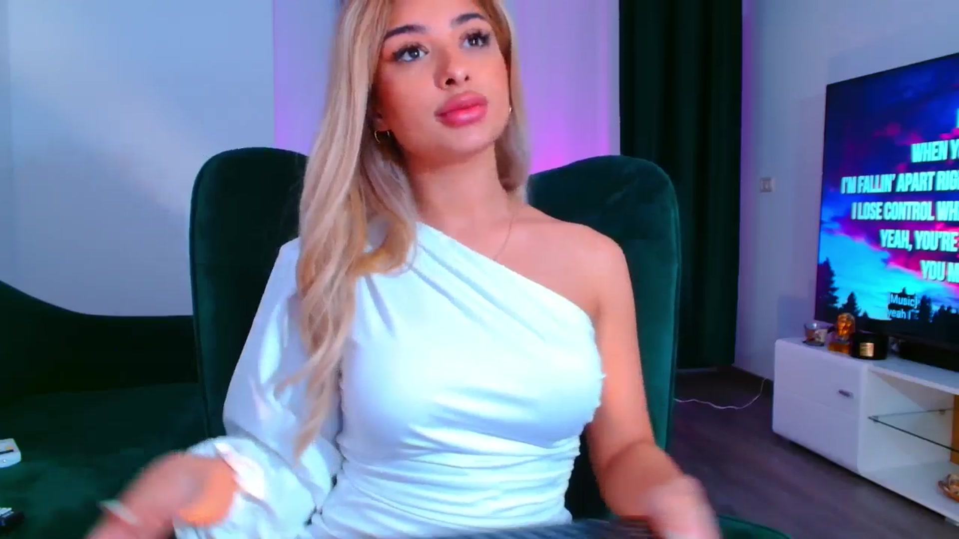 Gallery image thumbnail from Candy1's myfreecams stream on, 07/24/2024, 19:21 image 6 of 20