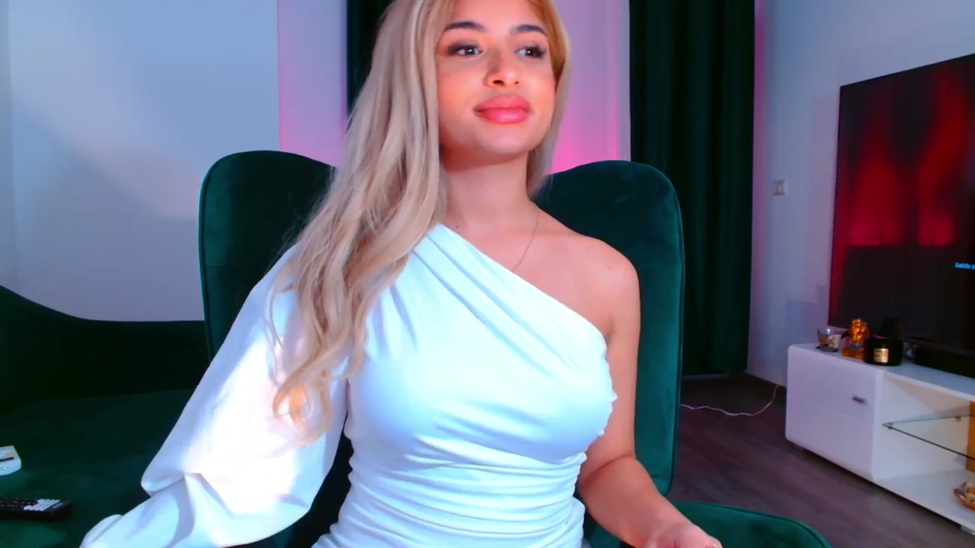 Gallery image thumbnail from Candy1's myfreecams stream on, 07/24/2024, 19:21 image 7 of 20