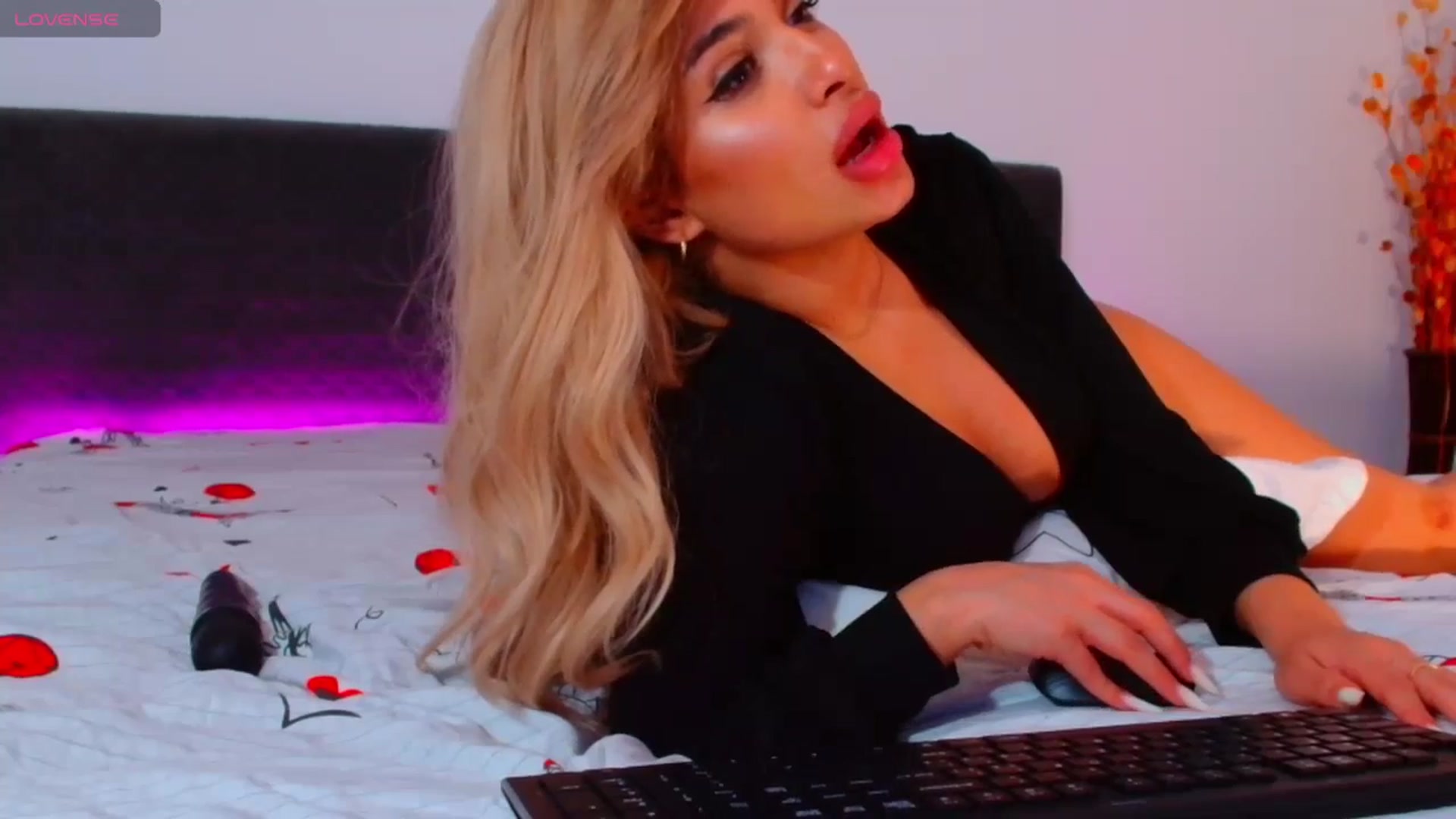 Gallery image thumbnail from Candy1's myfreecams stream on, 07/27/2024, 24:01 image 7 of 20