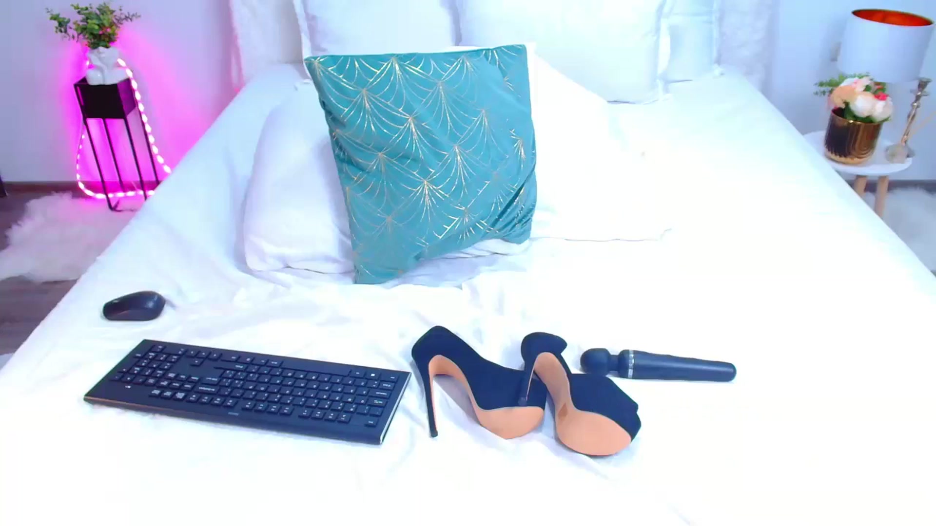 Gallery image thumbnail from Candy1's myfreecams stream on, 08/20/2024, 21:12 image 9 of 20