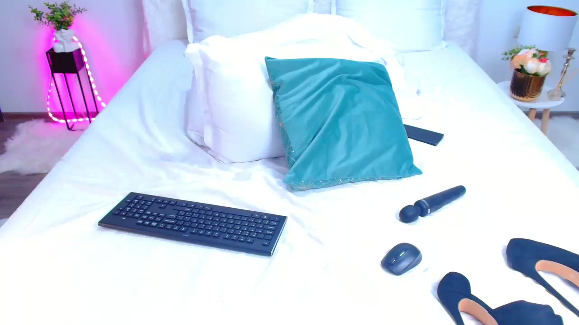 Gallery image thumbnail from Candy1's myfreecams stream on, 08/20/2024, 21:35 image 12 of 20