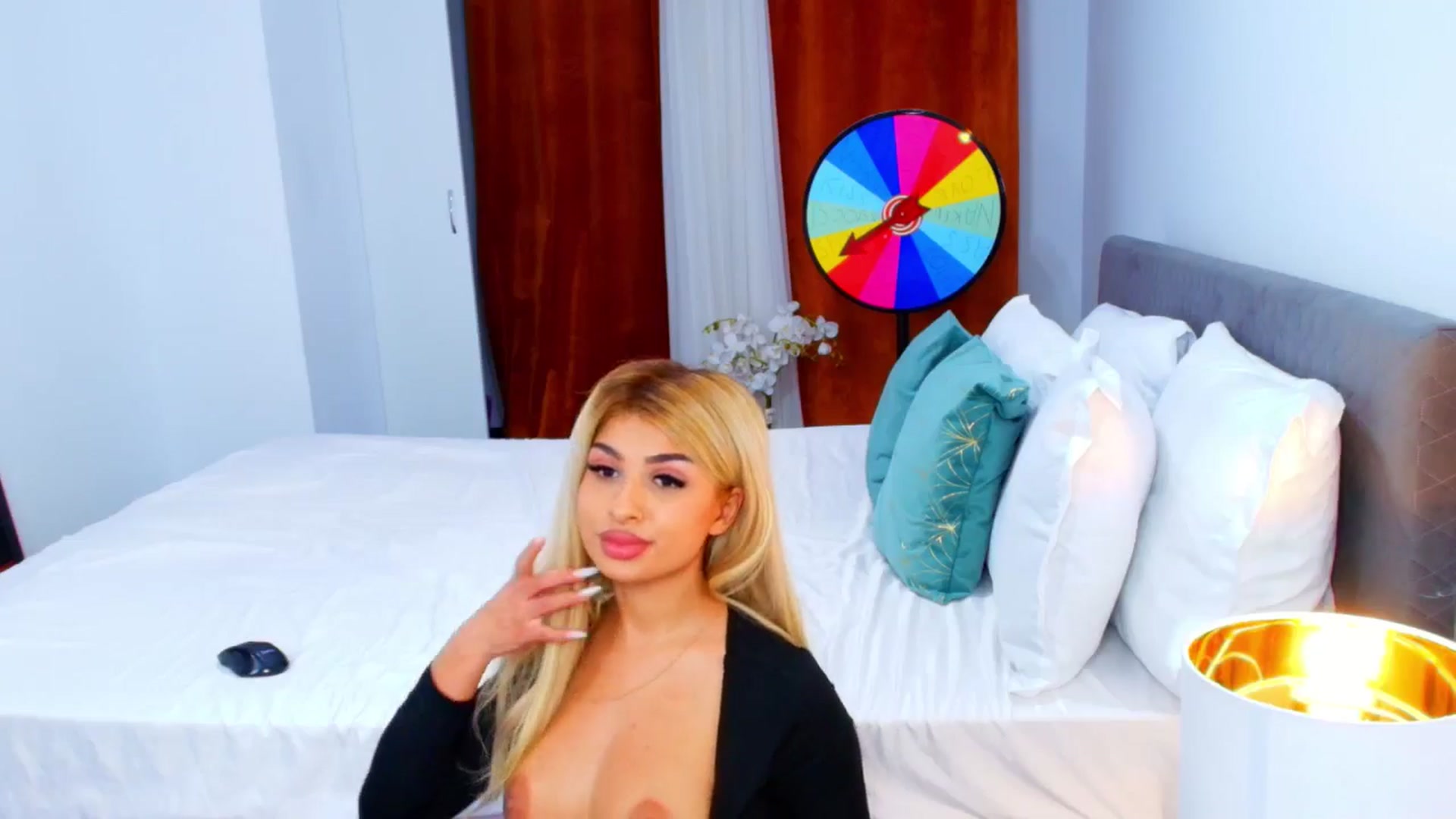 Gallery image thumbnail from Candy1's myfreecams stream on, 09/17/2024, 20:32 image 9 of 20