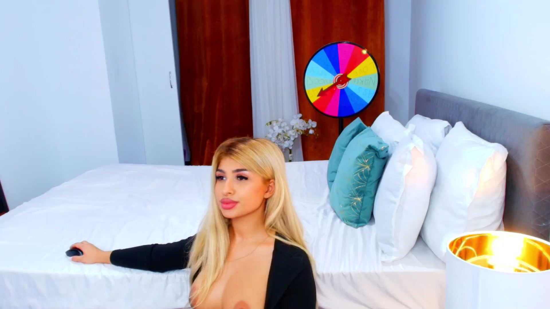 Gallery image thumbnail from Candy1's myfreecams stream on, 09/17/2024, 20:32 image 10 of 20