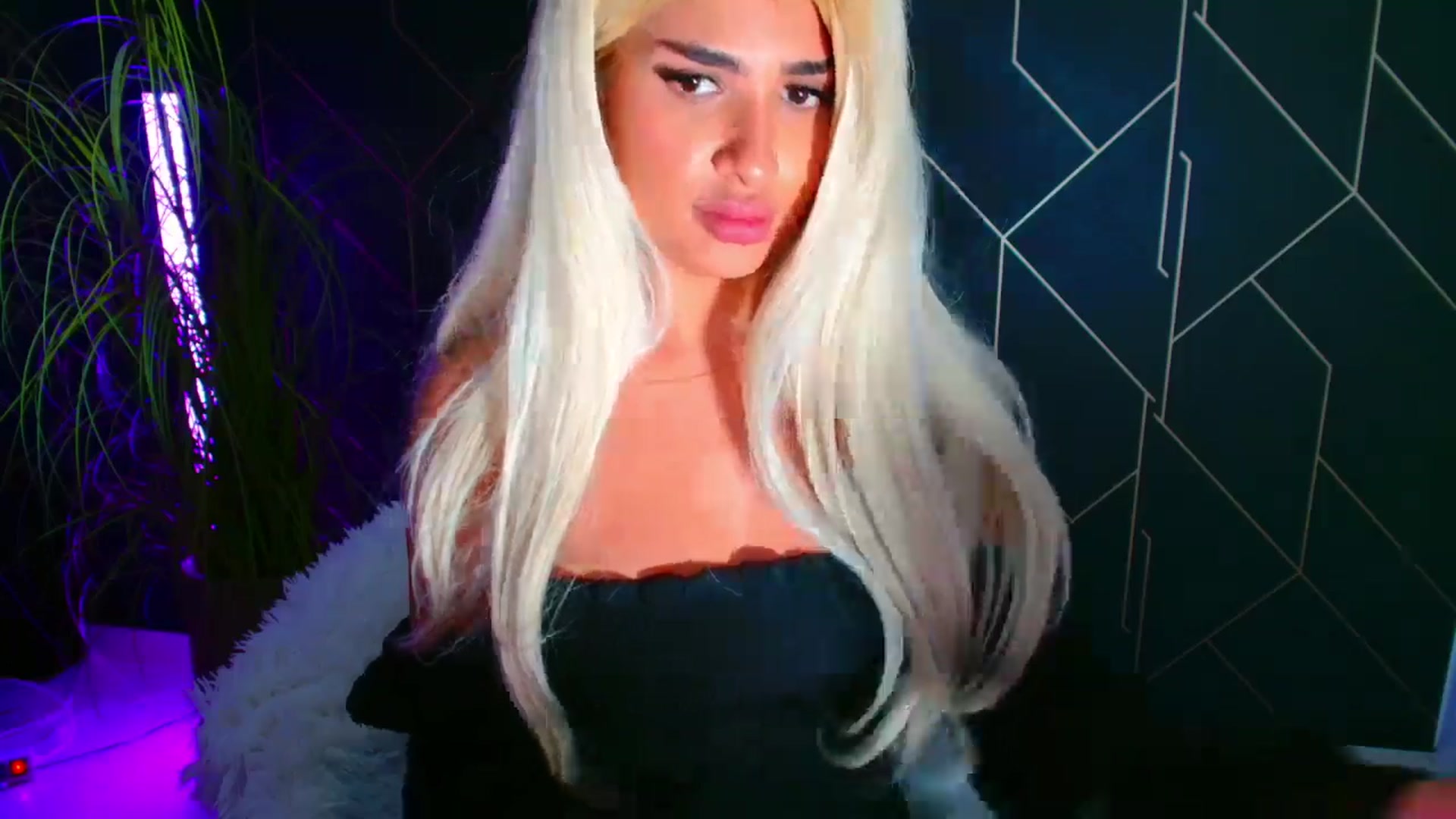 Gallery image thumbnail from Candy1's myfreecams stream on, 09/20/2024, 22:05 image 17 of 20