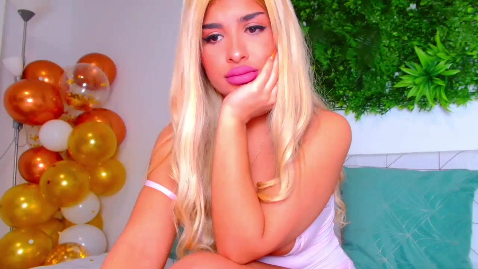 Gallery image thumbnail from Candy1's myfreecams stream on, 10/08/2024, 01:54 image 12 of 20