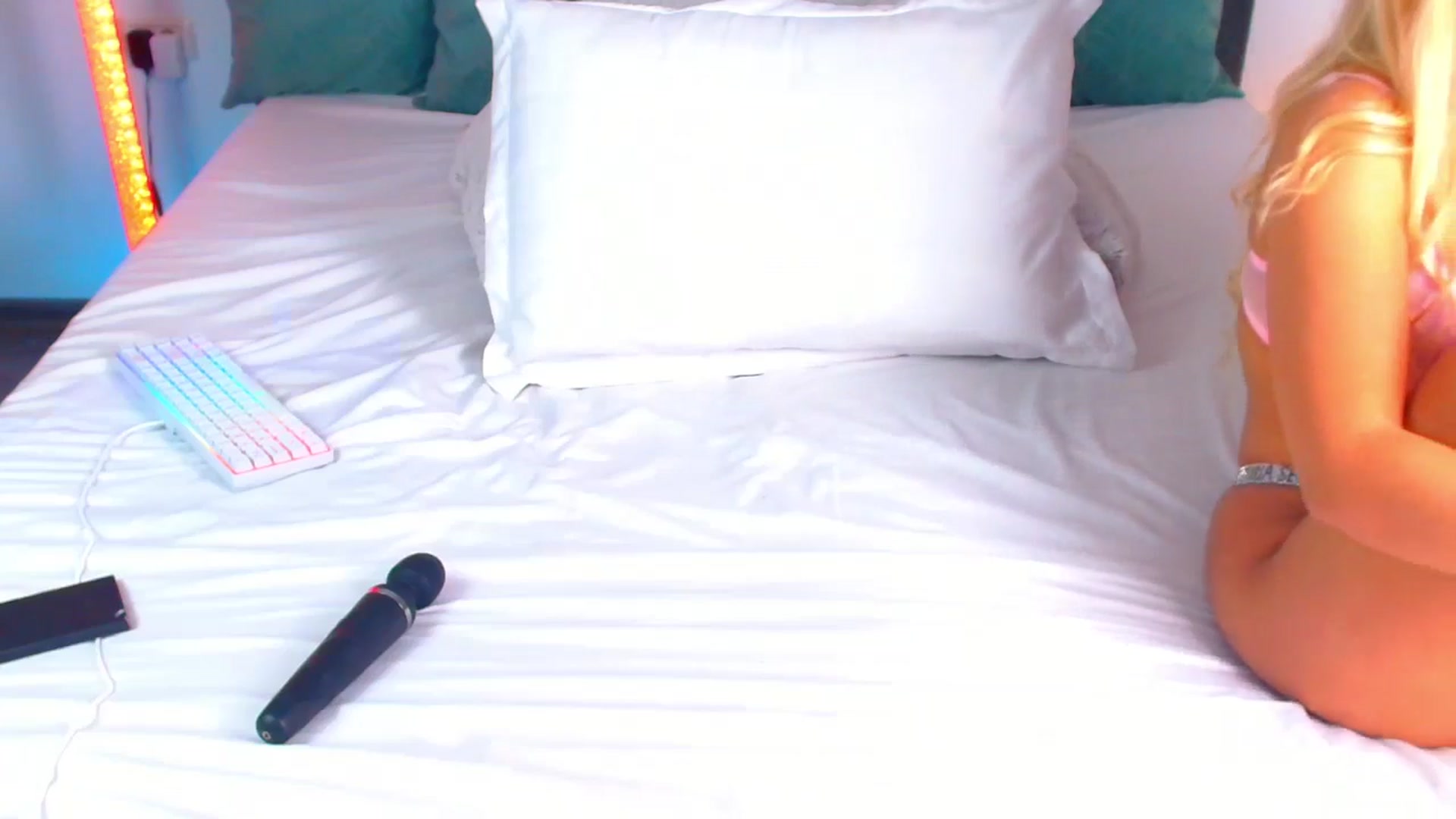 Gallery image thumbnail from Candy1's myfreecams stream on, 10/08/2024, 18:53 image 20 of 20