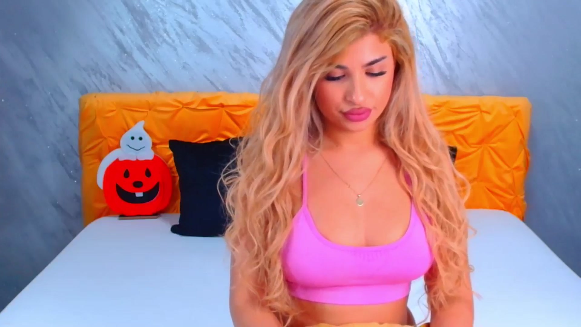 Gallery image thumbnail from Candy1's myfreecams stream on, 10/30/2024, 20:40 image 20 of 20
