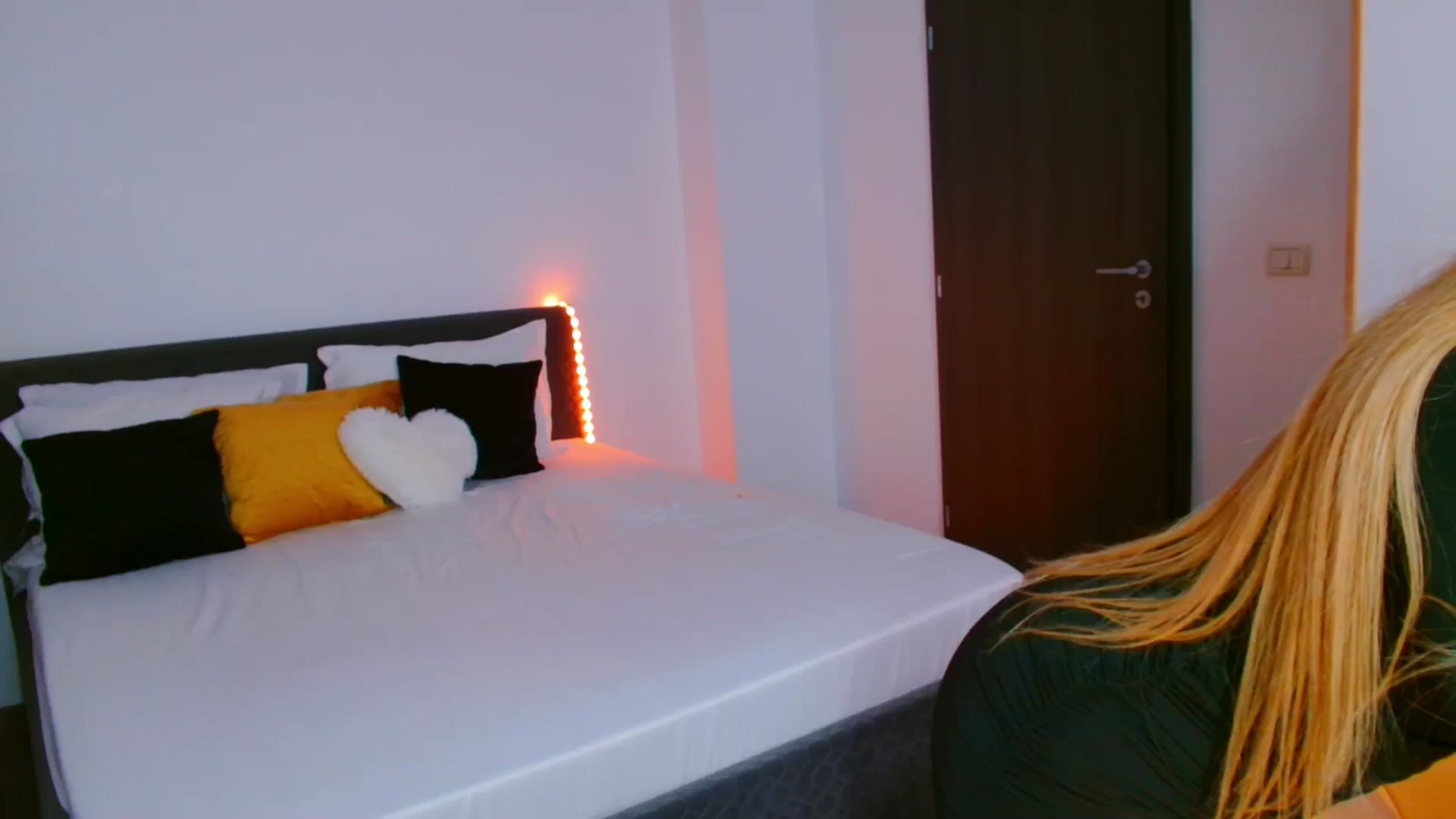 Gallery image thumbnail from Candy1's myfreecams stream on, 11/18/2024, 19:39 image 1 of 20