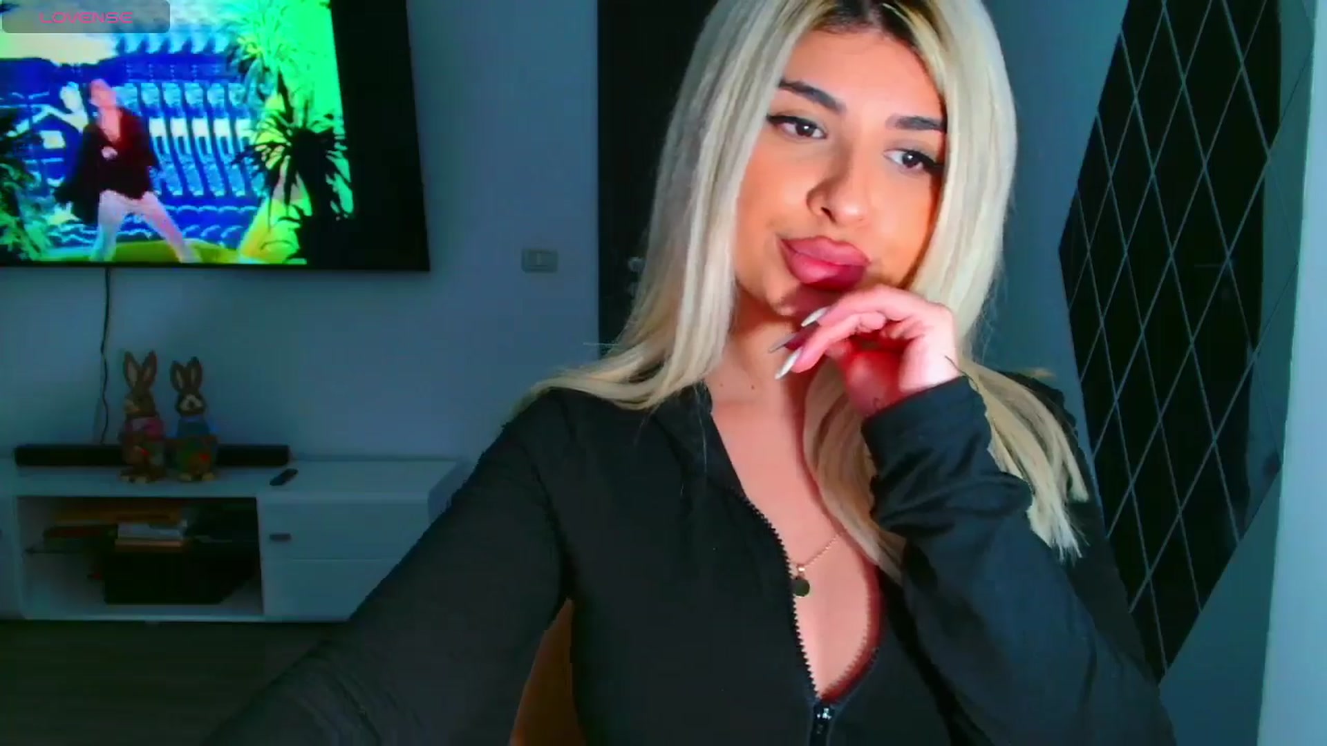 Gallery image thumbnail from Candy1's myfreecams stream on, 03/25/2025, 22:31 image 17 of 20