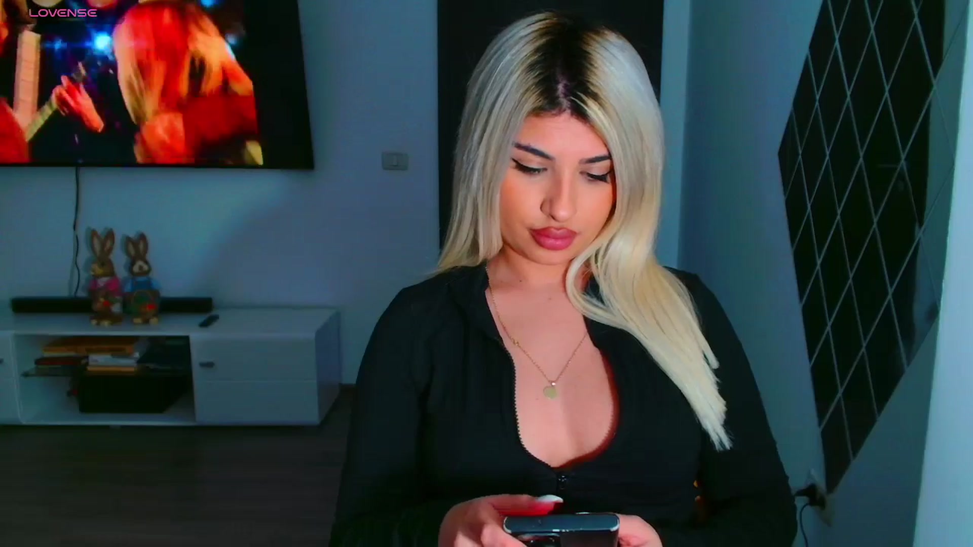 Gallery image thumbnail from Candy1's myfreecams stream on, 03/25/2025, 22:31 image 10 of 20