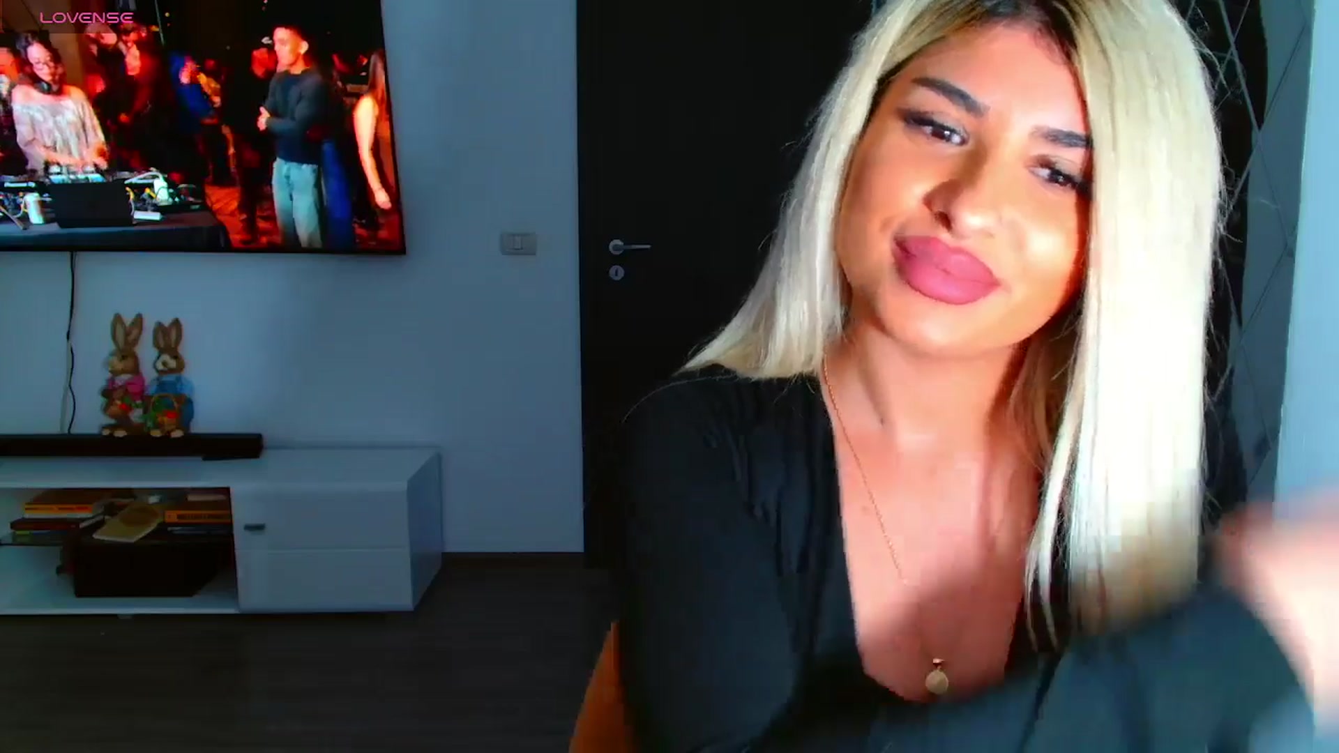 Gallery image thumbnail from Candy1's myfreecams stream on, 03/28/2025, 20:23 image 3 of 20