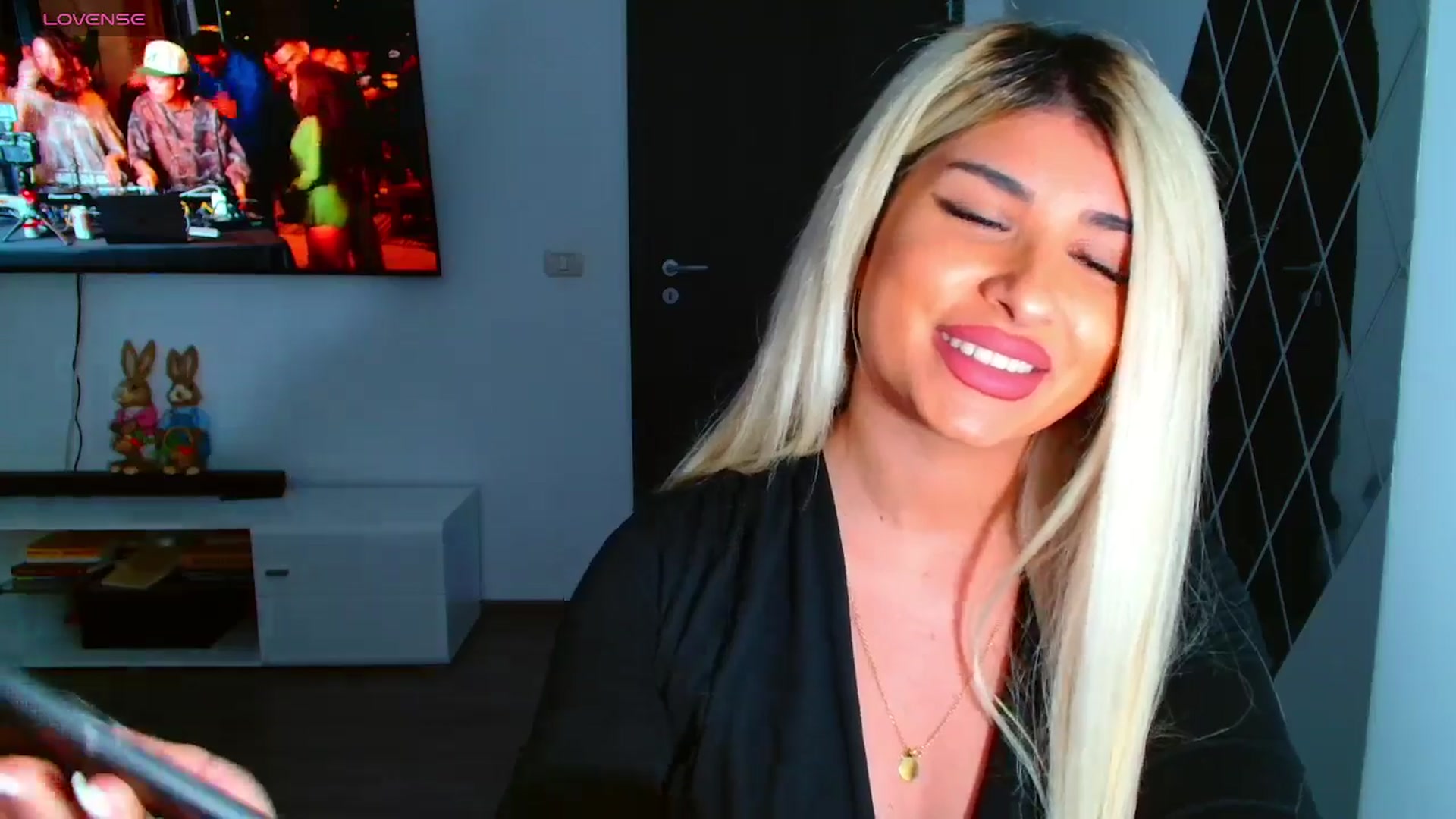 Gallery image thumbnail from Candy1's myfreecams stream on, 03/28/2025, 20:23 image 6 of 20