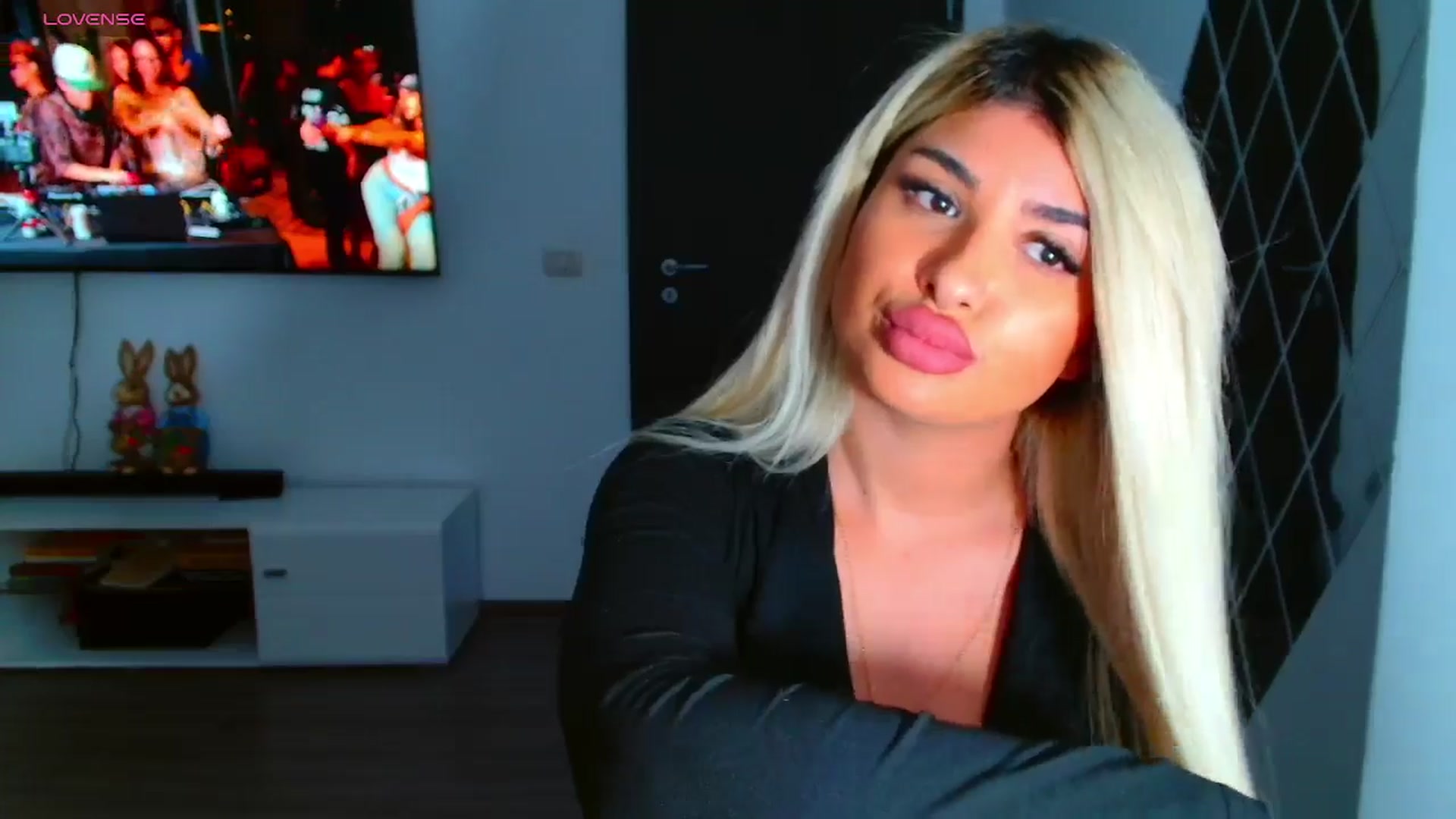 Gallery image thumbnail from Candy1's myfreecams stream on, 03/28/2025, 20:23 image 5 of 20