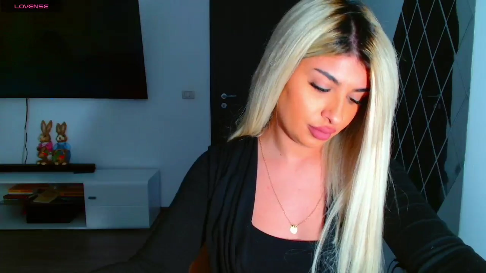 Gallery image thumbnail from Candy1's myfreecams stream on, 03/28/2025, 20:23 image 17 of 20