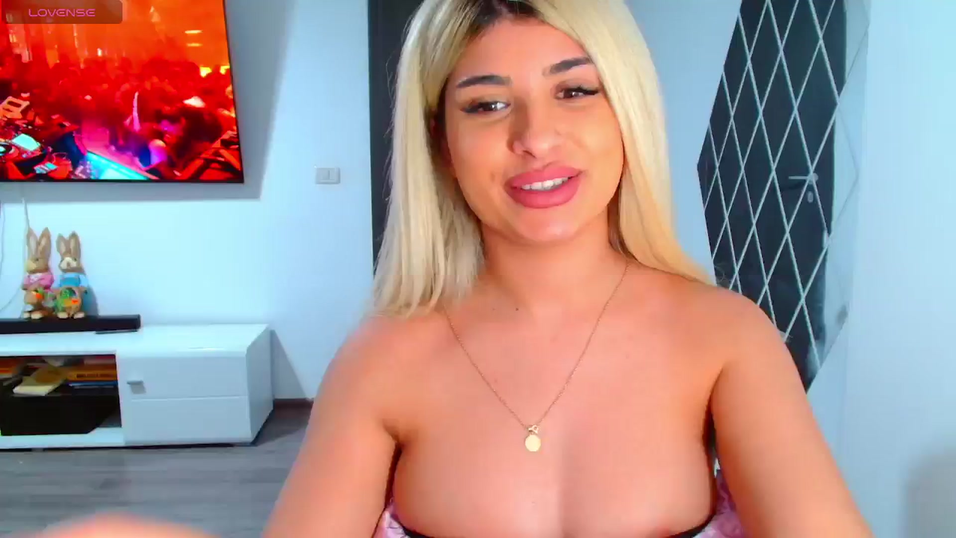Gallery image thumbnail from Candy1's myfreecams stream on, 03/29/2025, 12:36 image 6 of 20